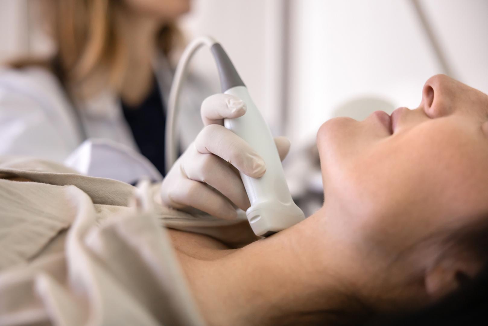 Poremećaji rada štitnjače: Štitnjača proizvodi hormone važne za rast, razvoj, metabolizam i brojne druge funkcije u tijelu. I pojačan i usporen rad štitnjače mogu izazvati kašnjenje, neredovite menstruacije ili amenoreju, odnosno potpuni izostanak ciklusa. Budući da poremećaji štitnjače mogu uzrokovati i debljanje ili mršavljenje, na menstrualni ciklus mogu djelovati na više načina.