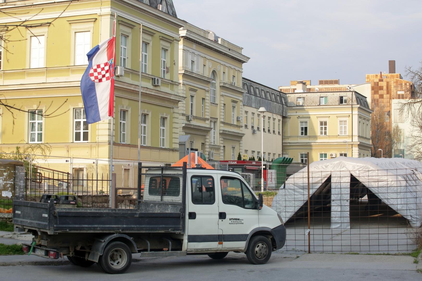 01.04.2020., Osijek - Na ulazu u KBC Osijek prije par dana pocelo je postavljanje satora koji je danas postao sluzbeni ulaz u krug bolnice za sve pacijente ali i djelatnike KBC-a.Photo: Dubravka Petric/PIXSELL