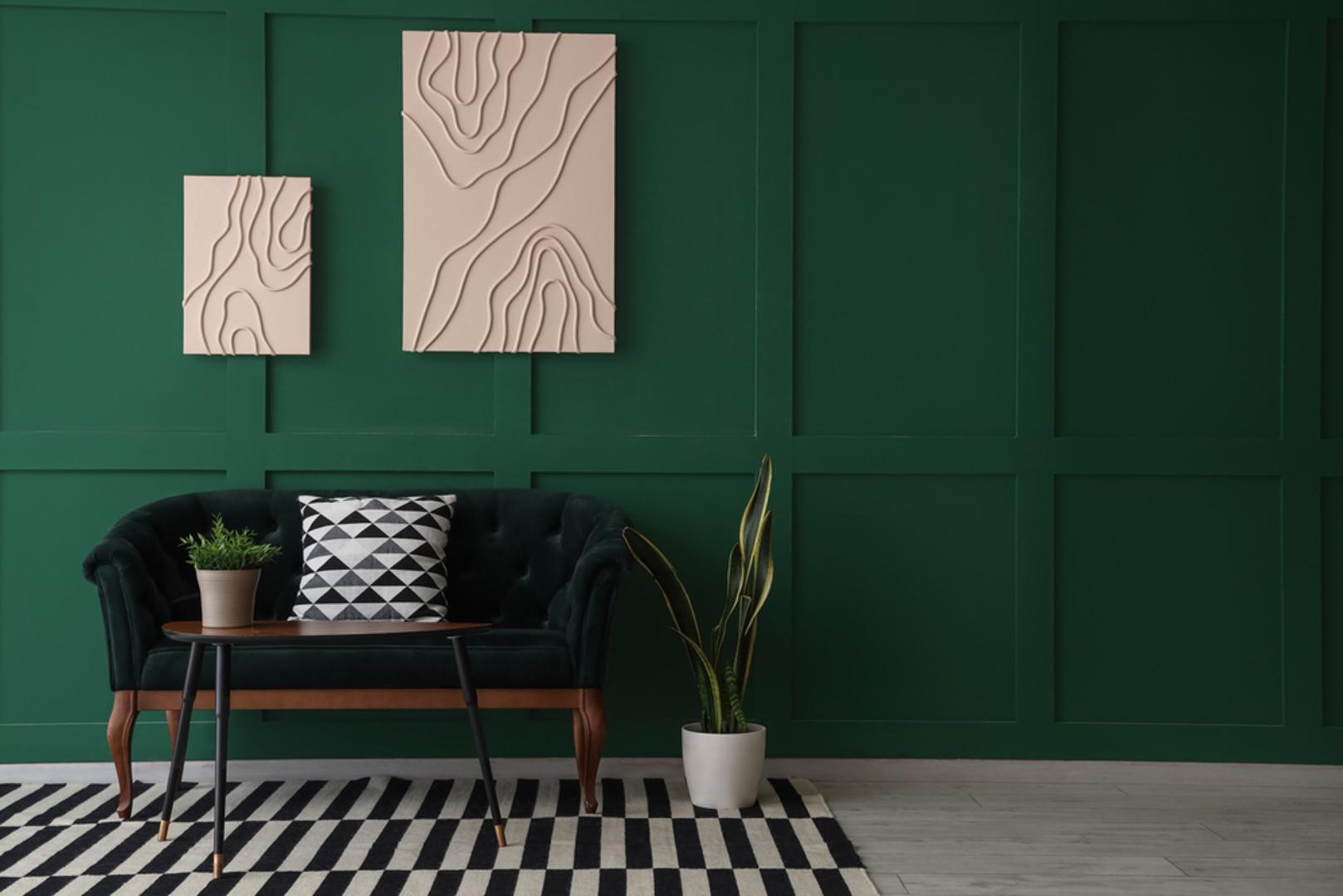 Zelena boja na zidovima: Ovo praznovjerje ima korijen u stvarnoj povijesti jer su se u 18. stoljeću neki zeleni pigmenti radili s arsenom. U vlažnim uvjetima takve su boje mogle ispuštati otrovne plinove, a zabilježeni su i slučajevi trovanja radnika. Iako danas nema tog rizika u istom obliku, ideja 'opasne zelene' nekima je ostala kao loš predznak.