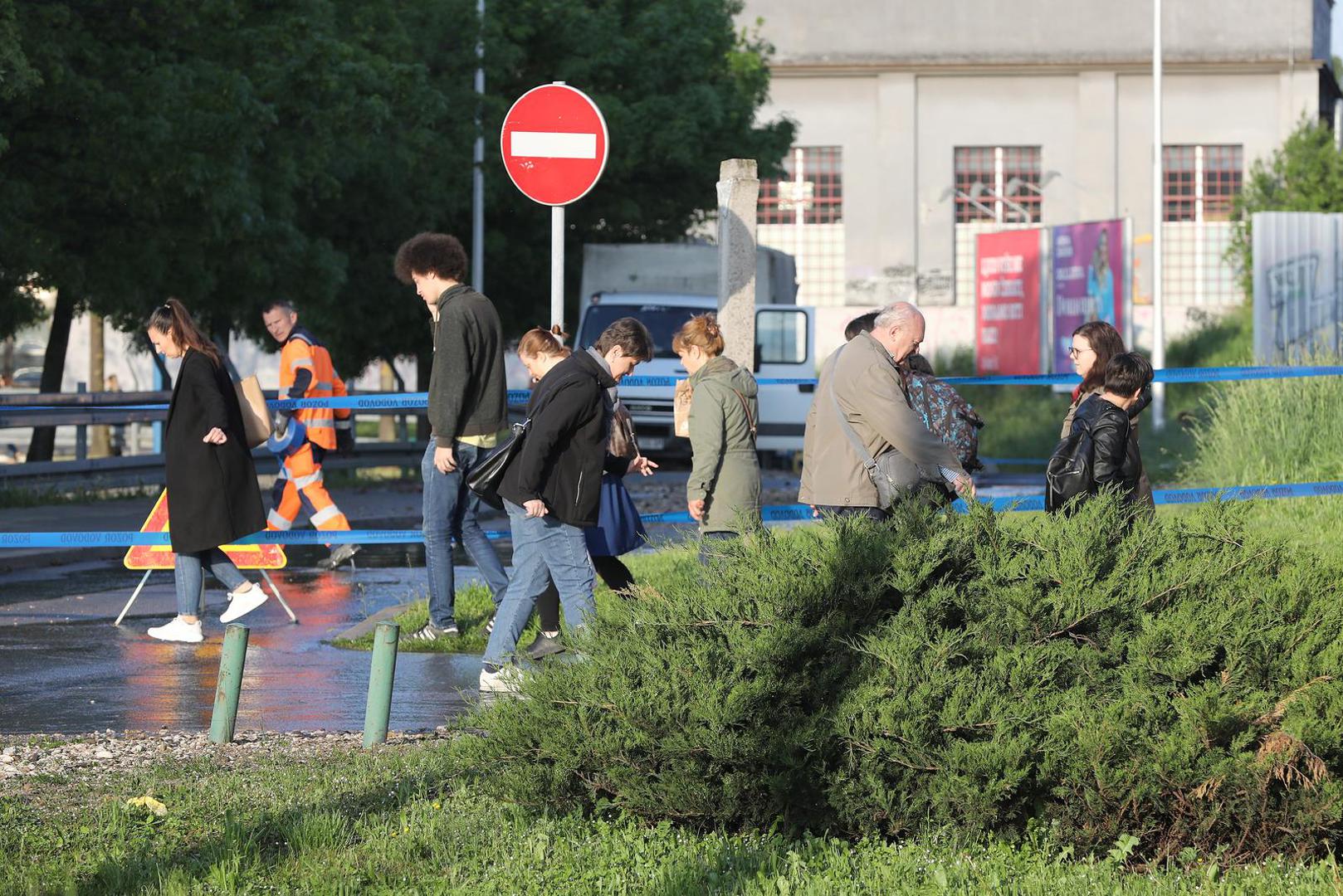 29.04.2022., Zagreb - Sanacija posljedica poplave na krizanju Drziceve i Branimirove do je koje je doslo zbog puknuca cijevi u Strojarskoj. Photo: Patrik Macek/PIXSELL