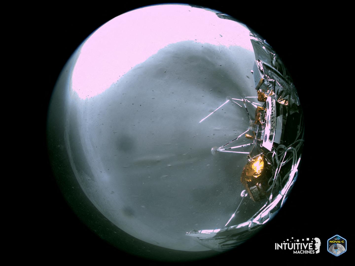 Jedna od novih fotografija, snimljena kada je letjelica dotaknula tlo, pokazuje da je barem jedna njezina noga bila razbijena, a kamenje i prašina su otpuhani velikom snagom raketnog motora, navodi Sky News. 
