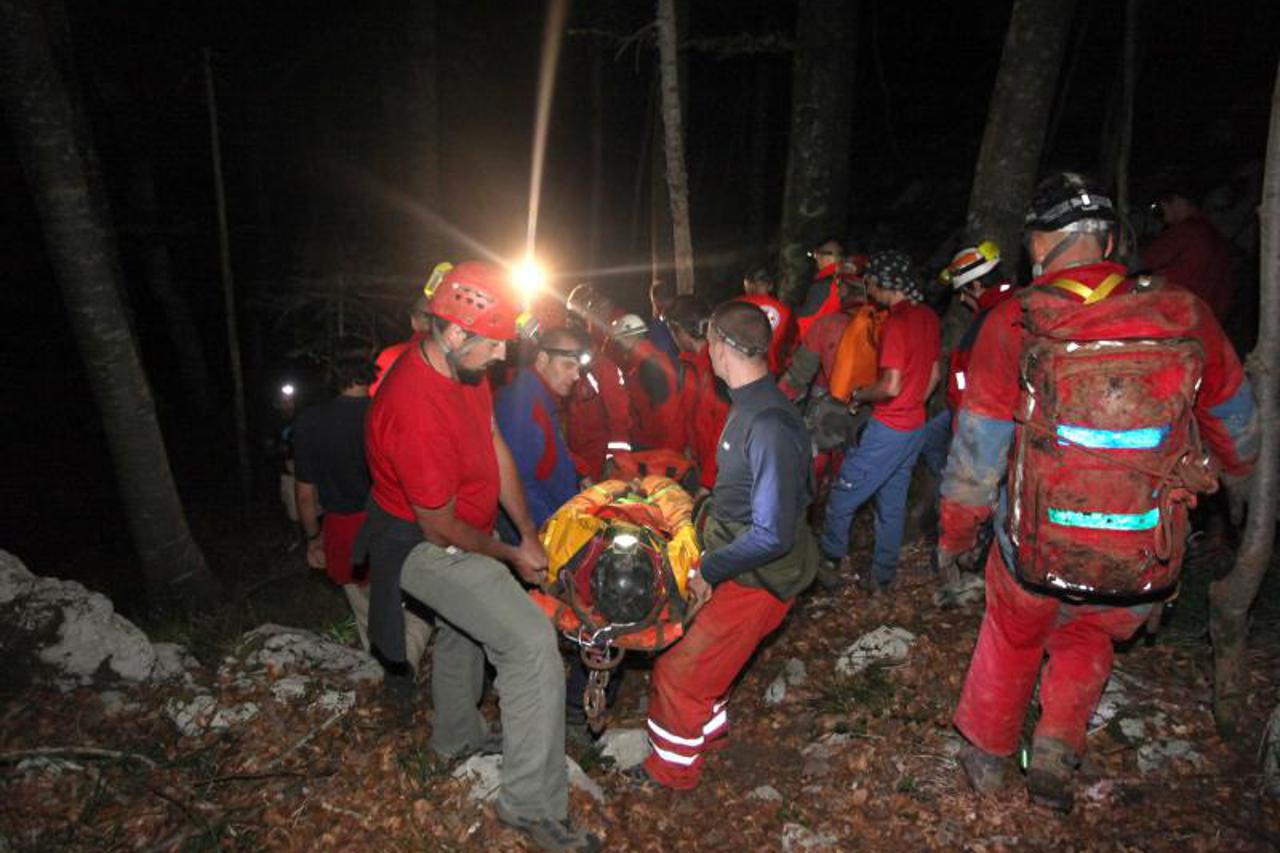 Speleolog spašen iz jame (1)