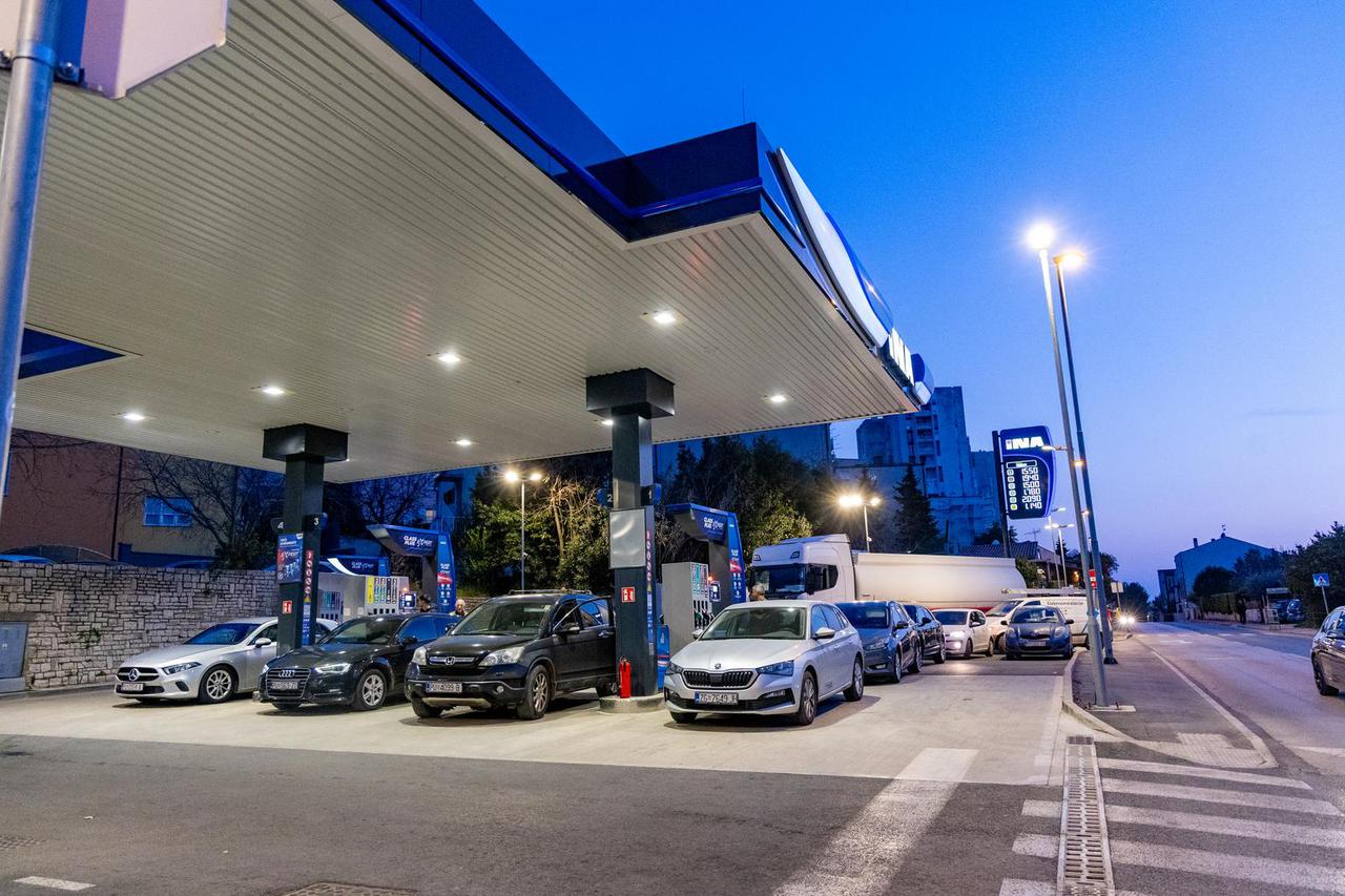 Pula: Automobili na benzinskim pumpama uoči sutrašnjeg poskupljenja benzina