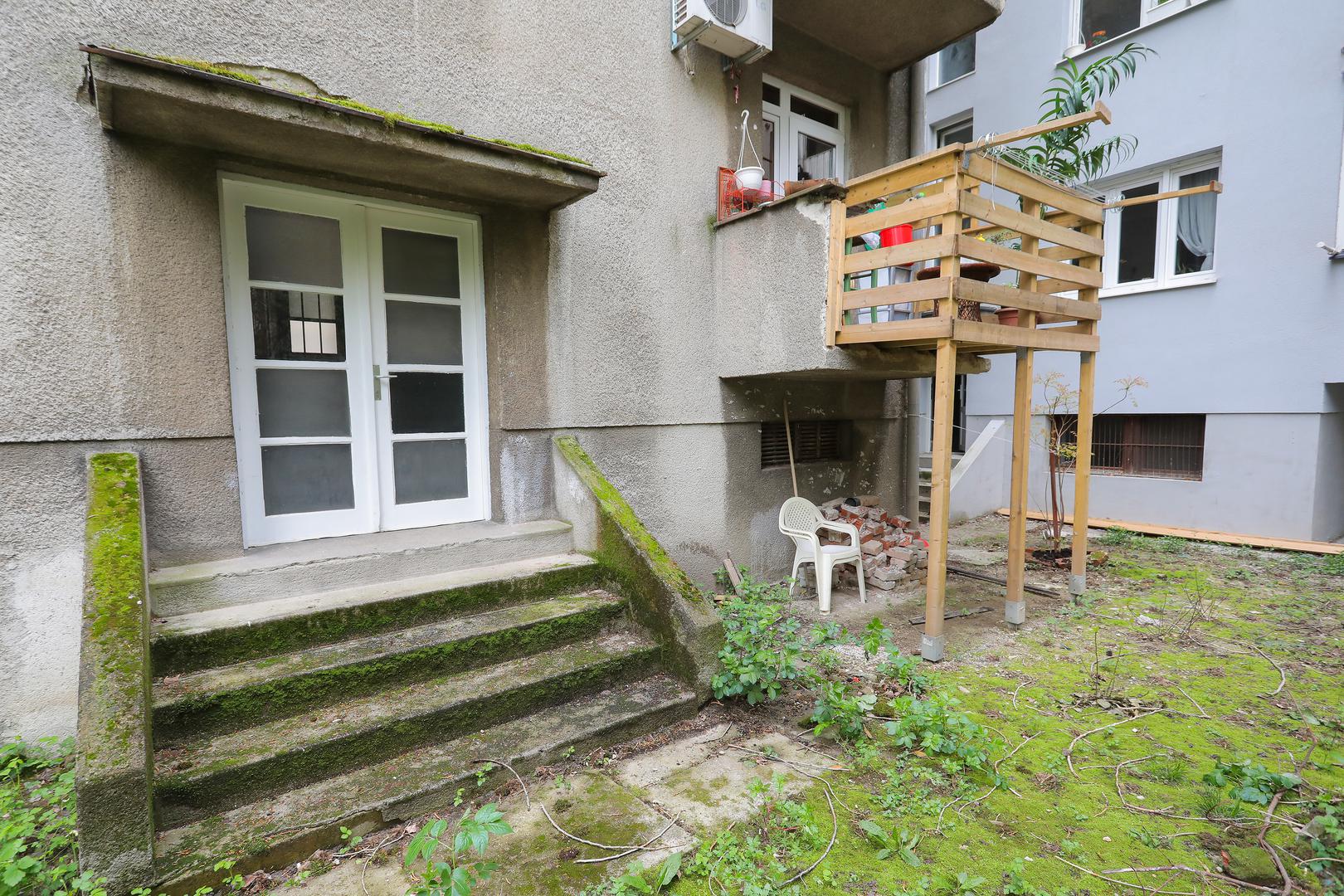 Mnoge je iznenadio i drveni balkon u Zagrebu. Naime, u zaštićenoj zoni Donjeg grada stanarka je odlučila ilegalno povećati svoj životni prostor. Nedugo nakon objave u medijima, balkon je uklonjen.