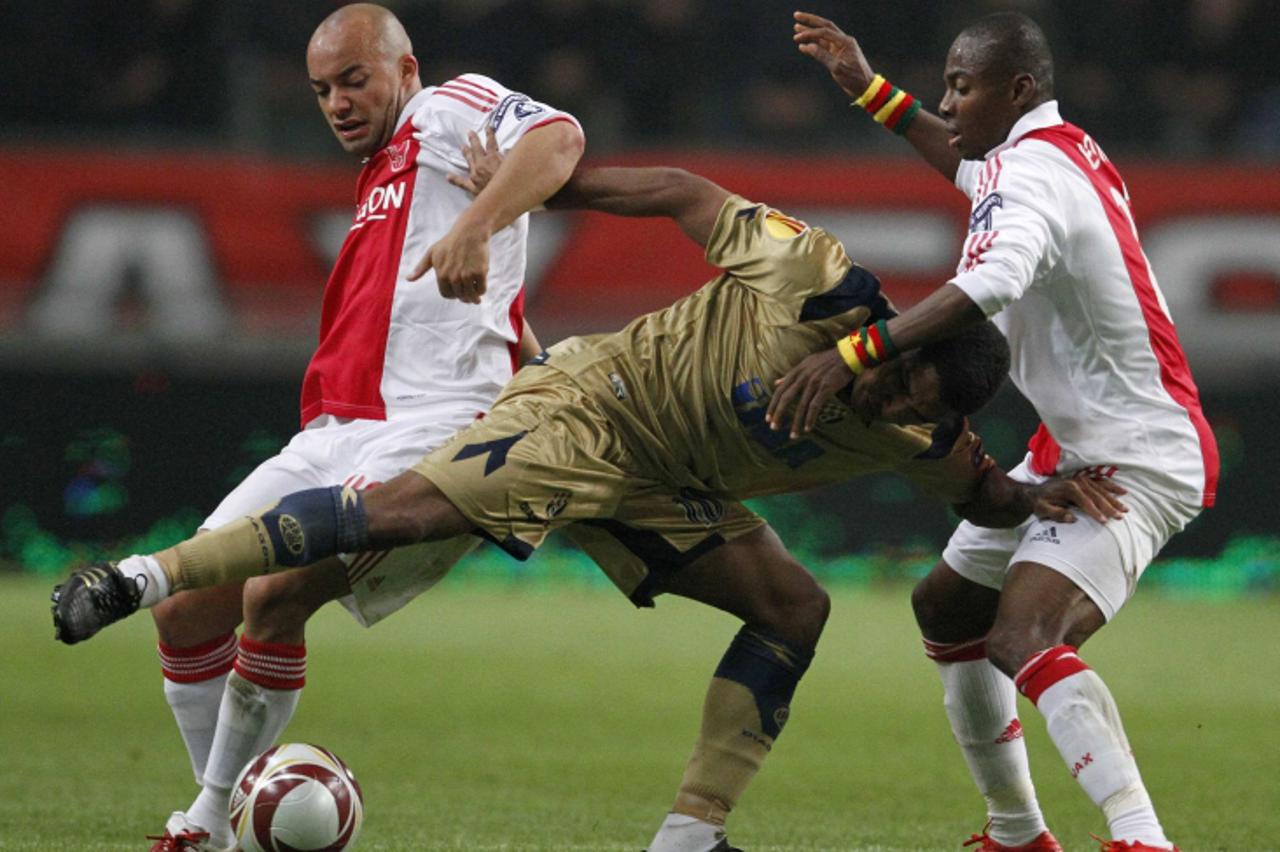 'Dynamo Zagreb\'s Sammir (C) fights for the ball with Ajax Amsterdam\'s Demy de Zeeuw (L) and Eyong Enoh (R) during their Europa League soccer match in the Amsterdam Arena October 22, 2009.    REUTERS