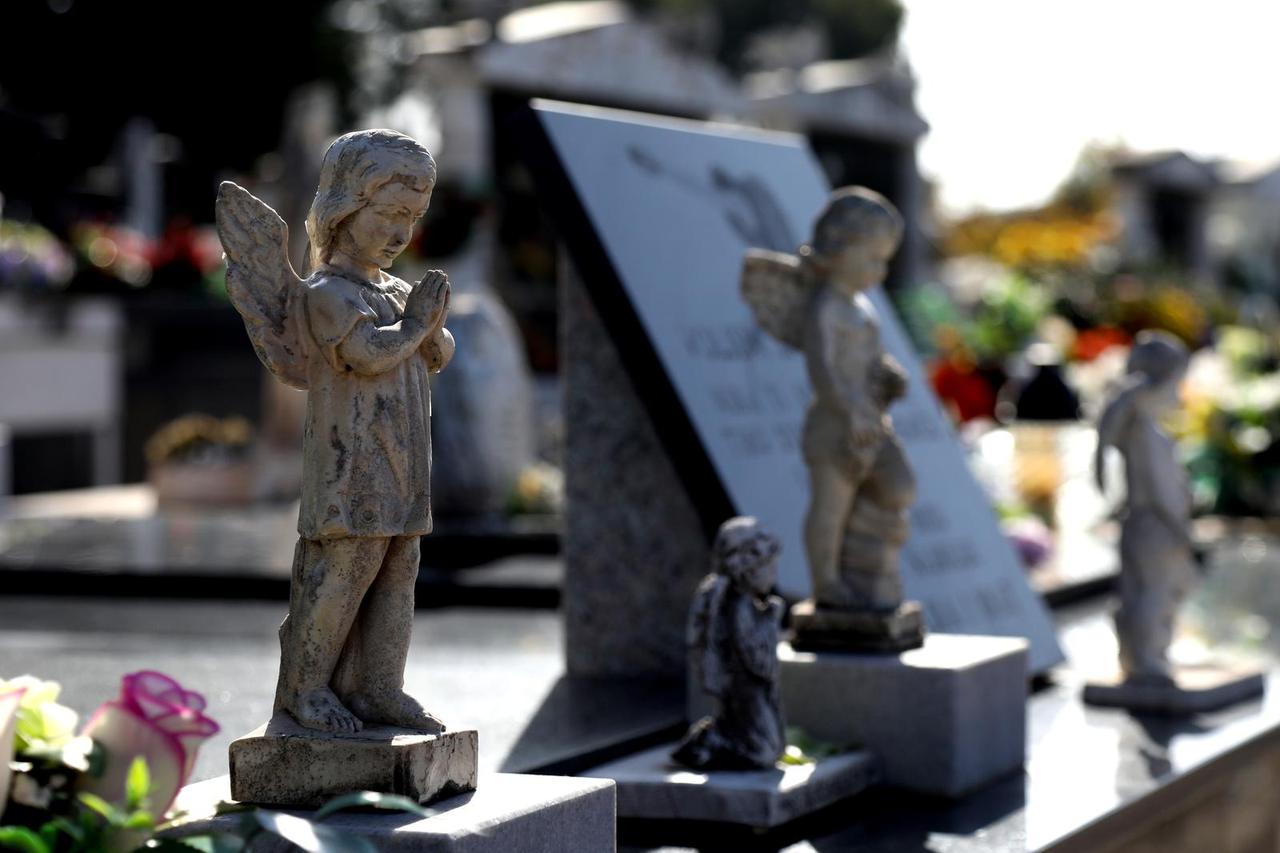 Šibenik: Građani posjećuju groblje uoči blagadana Svih Svetih