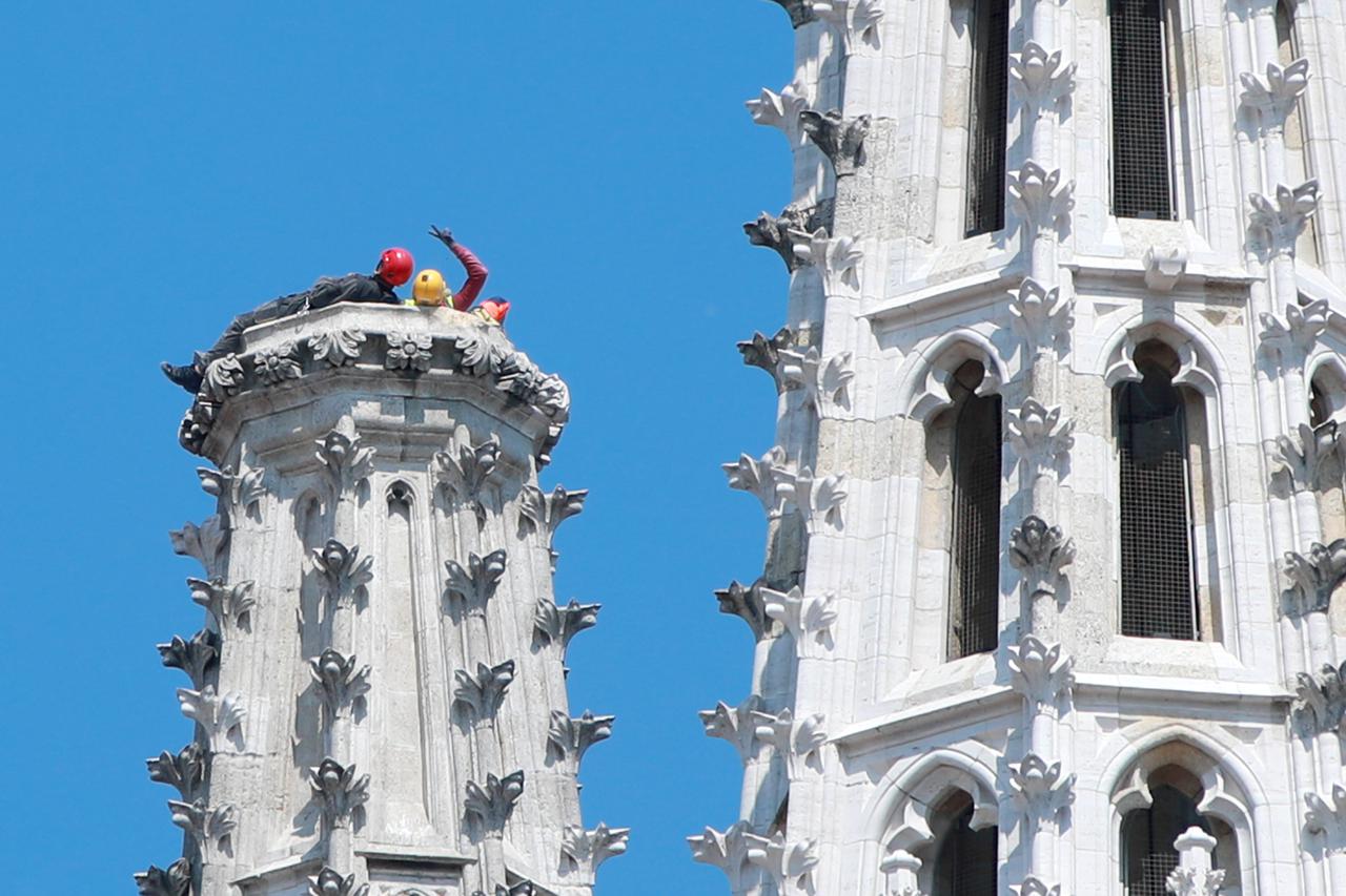 Zagreb: Alpinisti na vrhu katedrale prilegli i snimili pokoju fotografiju za pamćenje