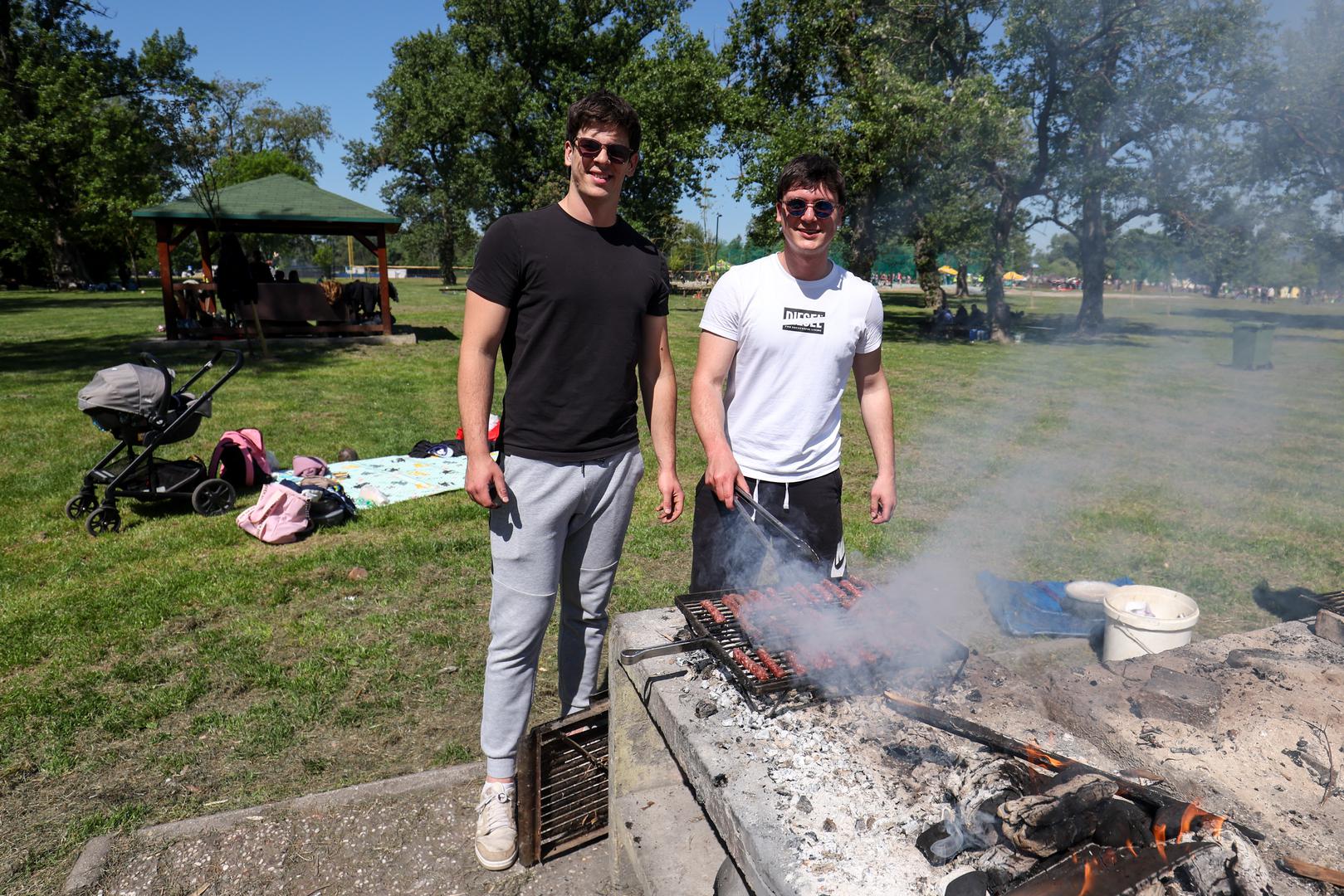 Tako se danas tamo biciklira, rolala, peče se roštilj i traži mjesto u hladu. 