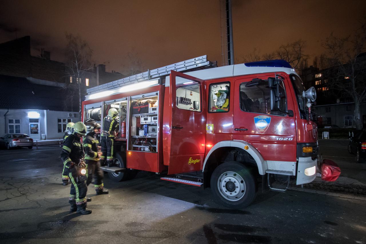 Vatrogasci Javne vatrogasne postrojbe Zagreb na Staru godinu spremni za svaku intervenciju