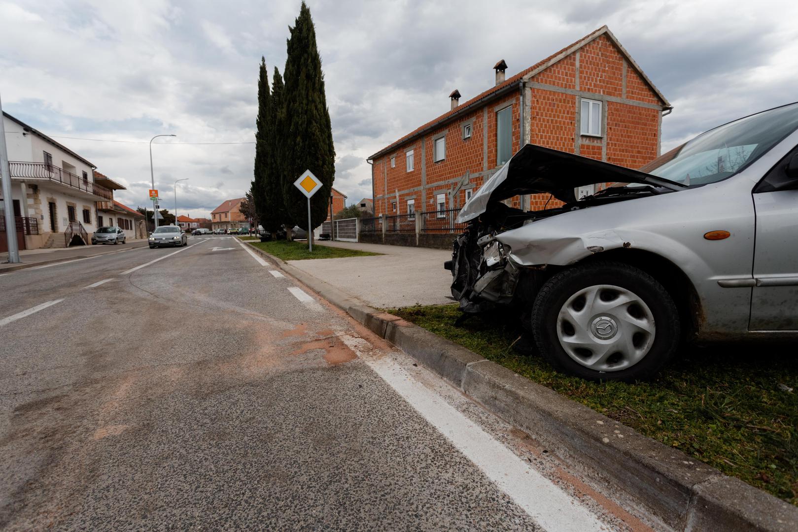 27.02.2022., Kistanje - Skupina mladica autom sletjela s ceste i isprevrtala se, dva poginula Photo: Sime Zelic/PIXSELL