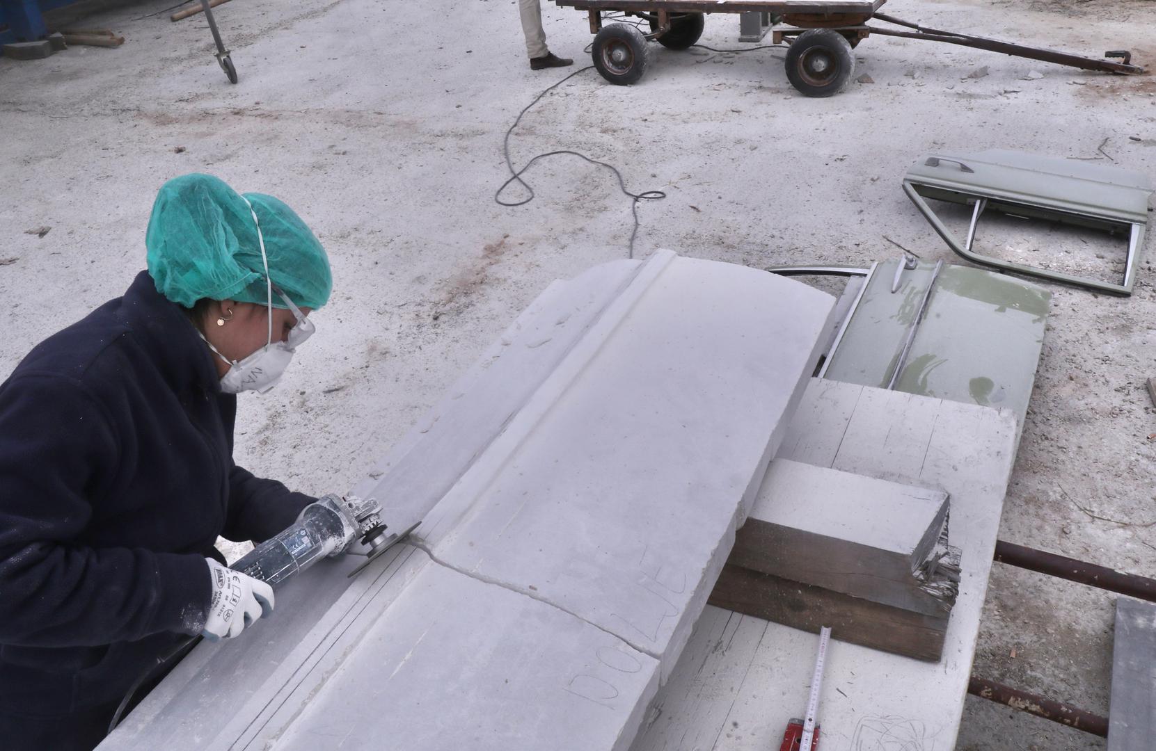 07.02.2024.,Imotski-Vrijedne ruke mladih umjetnika Roka Drzislava Rebica,,Emire Becirovic iz Ljubljane Karla Mrvosa iz Rijeke,Ive Japec i i Frana Marka Vlahinica iz Zagreba,uz nadzor inicijatora Ivana Topica Note svakodnevno klesu detalje spomenika Mercedesu koji se trebaju sklopiti i biti izlozeni ovog ljeta u Imotskom. Photo: Ivo Cagalj/PIXSELL