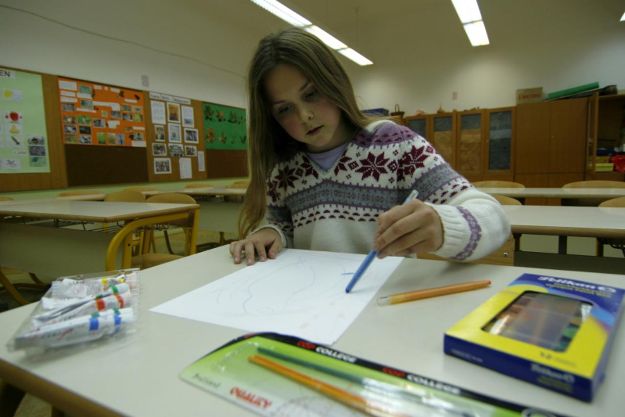 '01.12.2010., Koprivnica - Stella Loncaric, pobjednica likovnog natjecanja koje je organizirao muzej Louvre. Photo: Marijan Susenj/PIXSELL'
