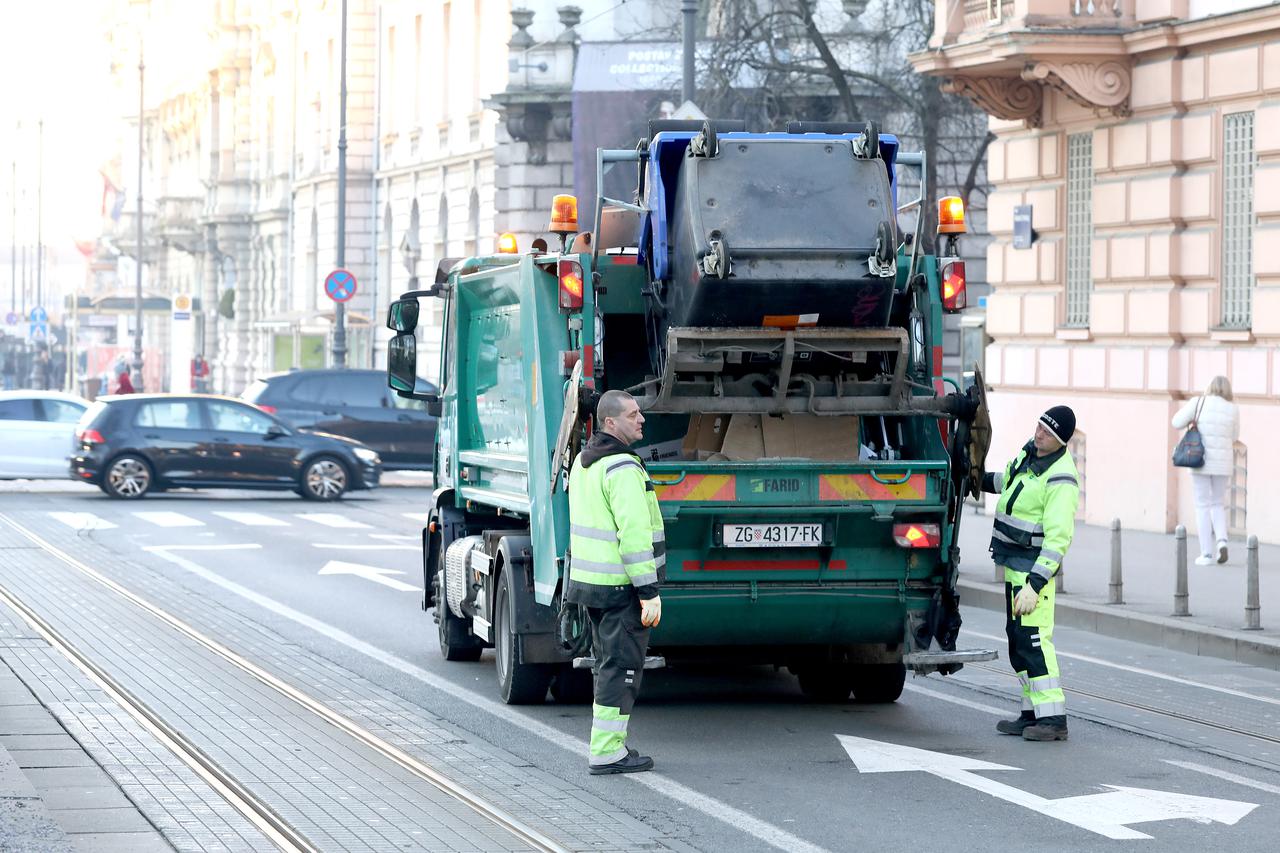Zagreb: Radnici Čistoće odvoze odvojeno prikupljeni papir