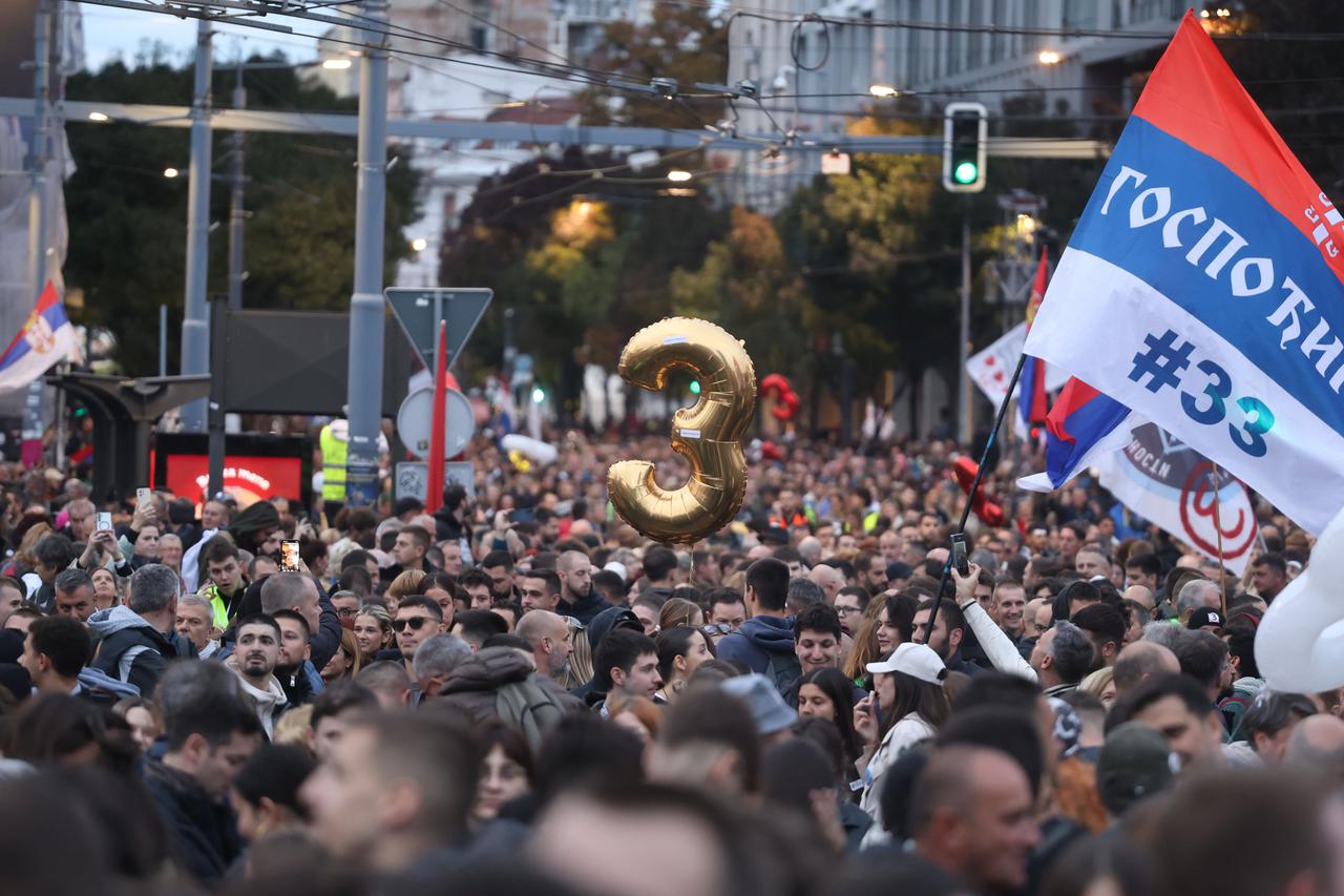 Beograd: Tisuće građana okupile su se na Trgu Slavija i okolnim ulicama na završnom predizbornom skupu Studentske liste