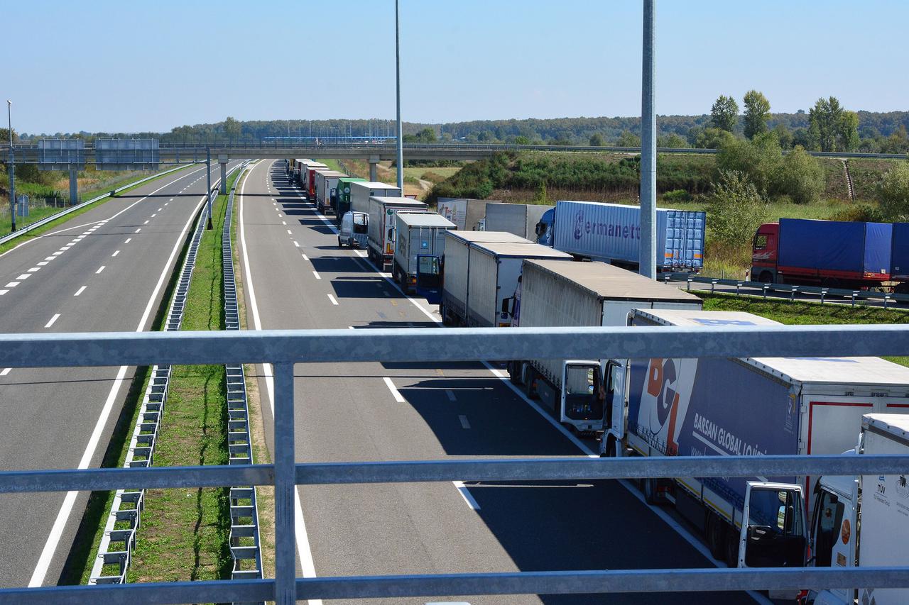 Srbijanski prijevoznici blokirali grani?ni prijelaz Bajakovo