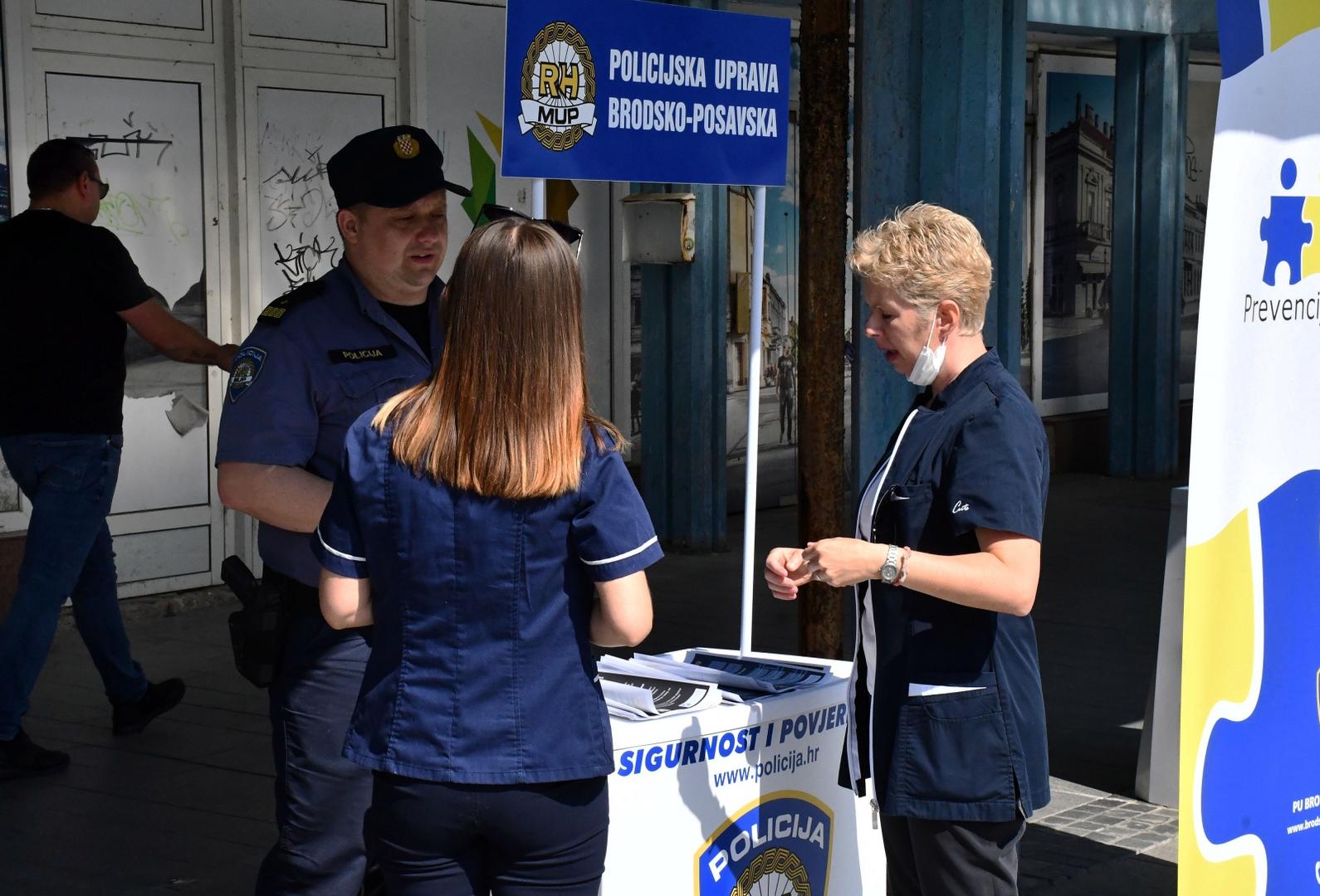 22.07.2021., Slavonski Brod - Preventivno-edukativna akcija policije u vezi stradavanja djece od dehidracije ostavljenih u vozilima za velikih vrucina. 
Photo: Ivica Galovic/PIXSELL