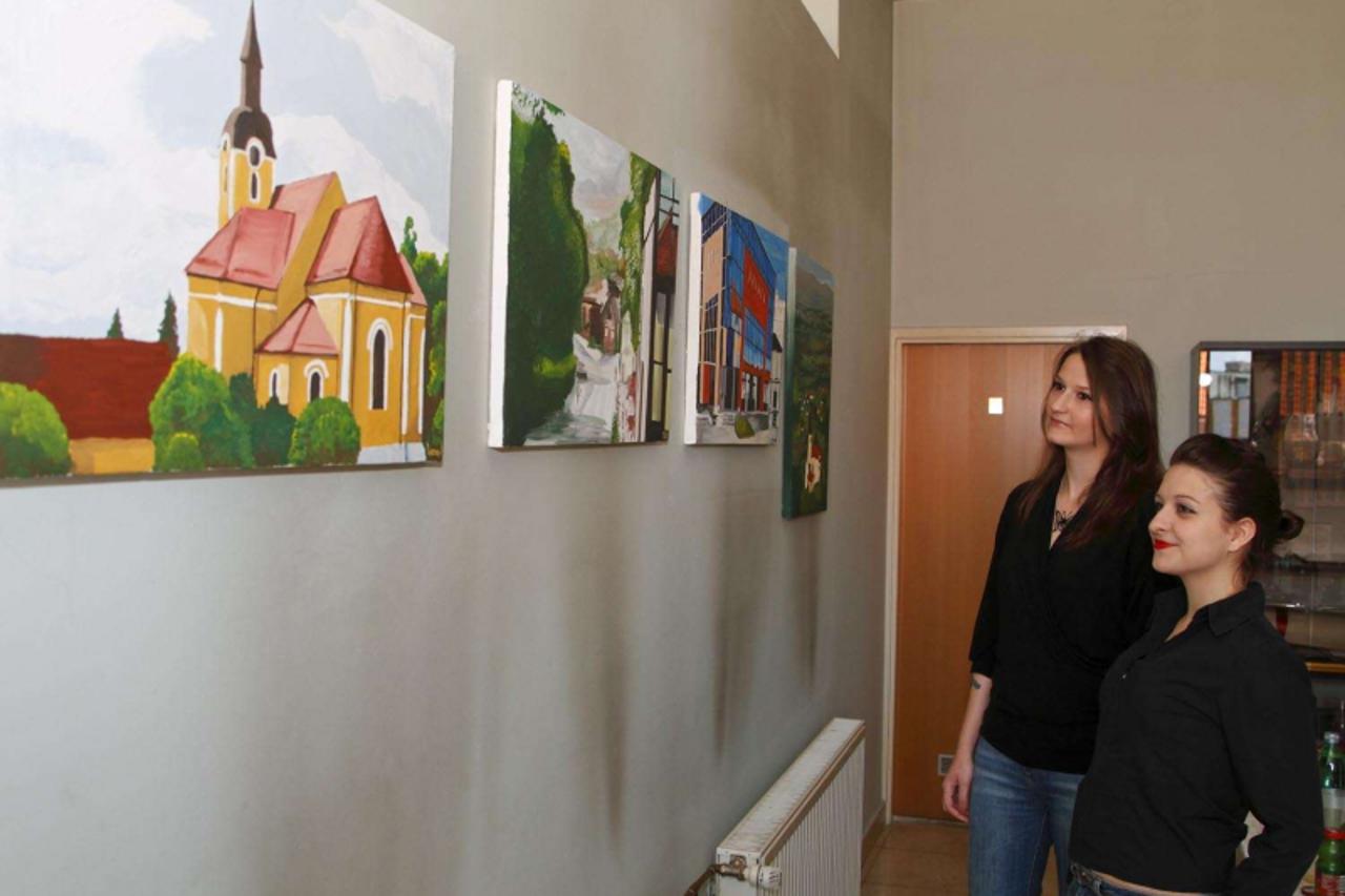 'Var \\u0096 13. 10. 2010., Ivanec \\u0096 Mlade ivanecke dizajnerice svojim su slikama ukrasile prostor Gradske vijecnice u Ivancu  PHOTO:  Ljiljana Risek'