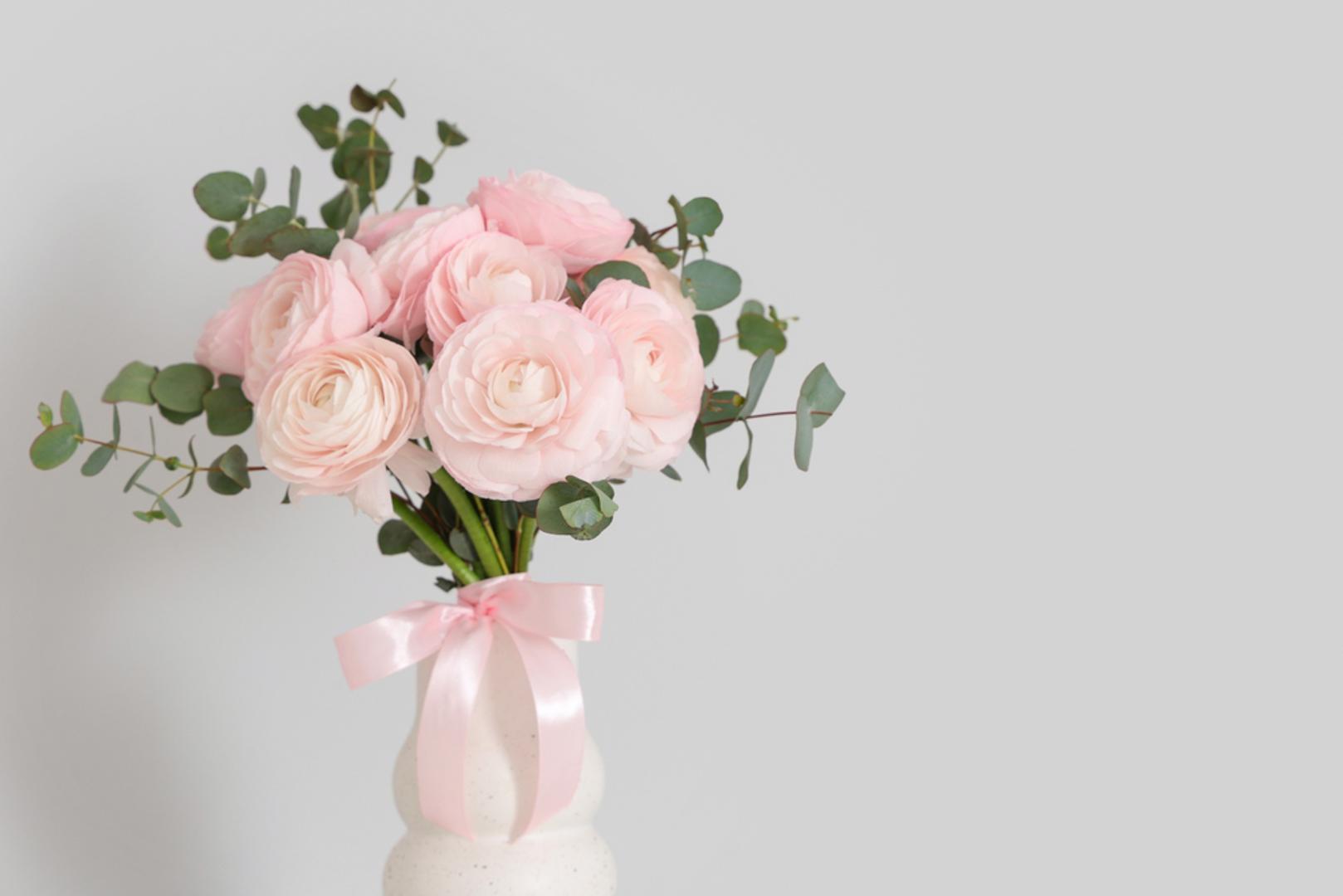 Ranunkula: S gusto složenim slojevima nježnih latica, ovi razigrani cvjetovi simboliziraju šarm i privlačnost. U viktorijanskom razdoblju ranunkuli su se darivali u ranoj fazi udvaranja da bi izrazili naklonost, a danas se često poklanjaju da bi prenijeli divljenje. Njihova ljepota sigurno će ostati upamćena.