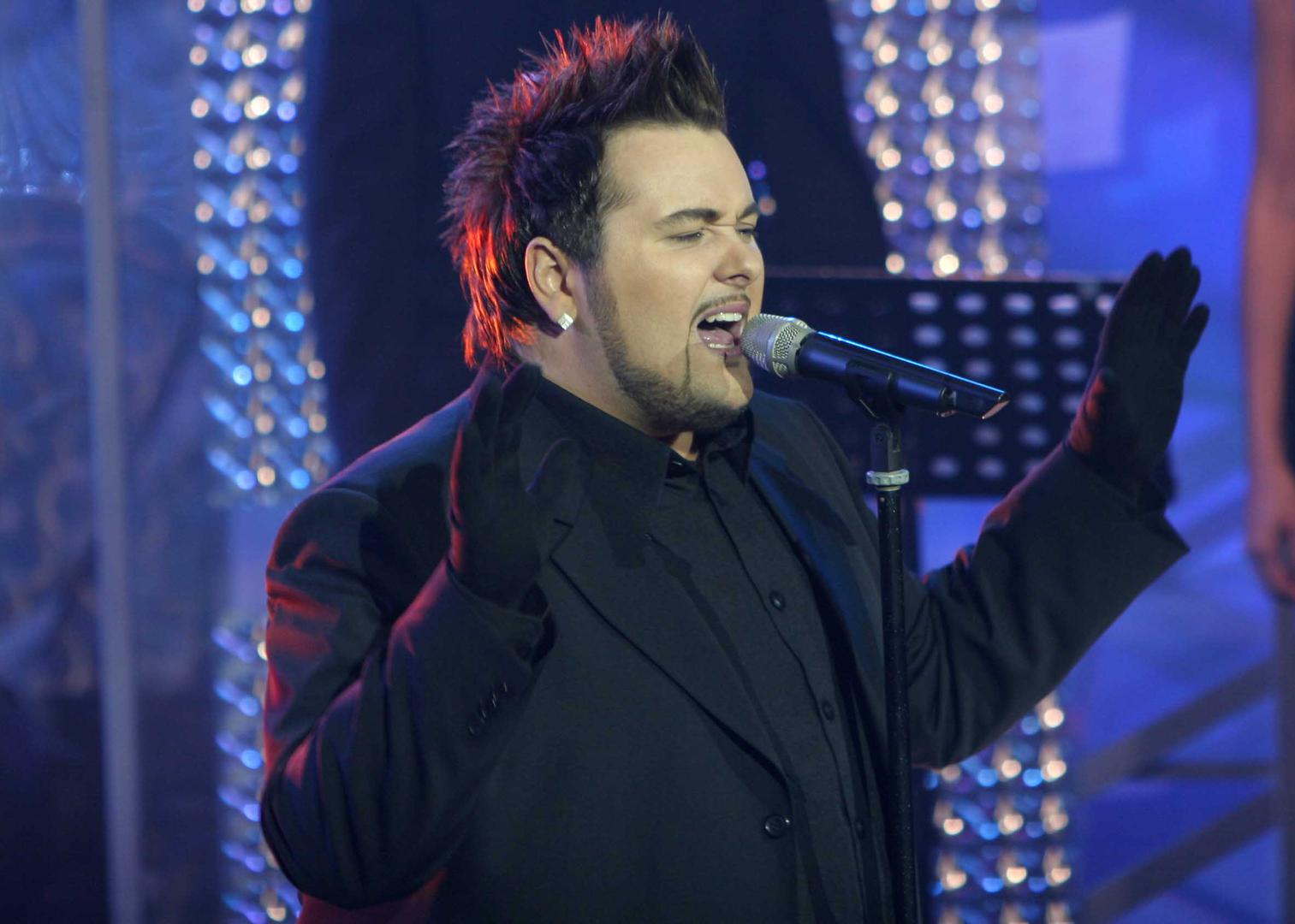  Profesionalnu karijeru započeo je krajem devedesetih, a prvi veći uspjeh dobio je nastupom na DORI 2002. s pjesmom “Čarolija”, na koju se nadovezao istoimnim studijskim albumom 2004. godine.