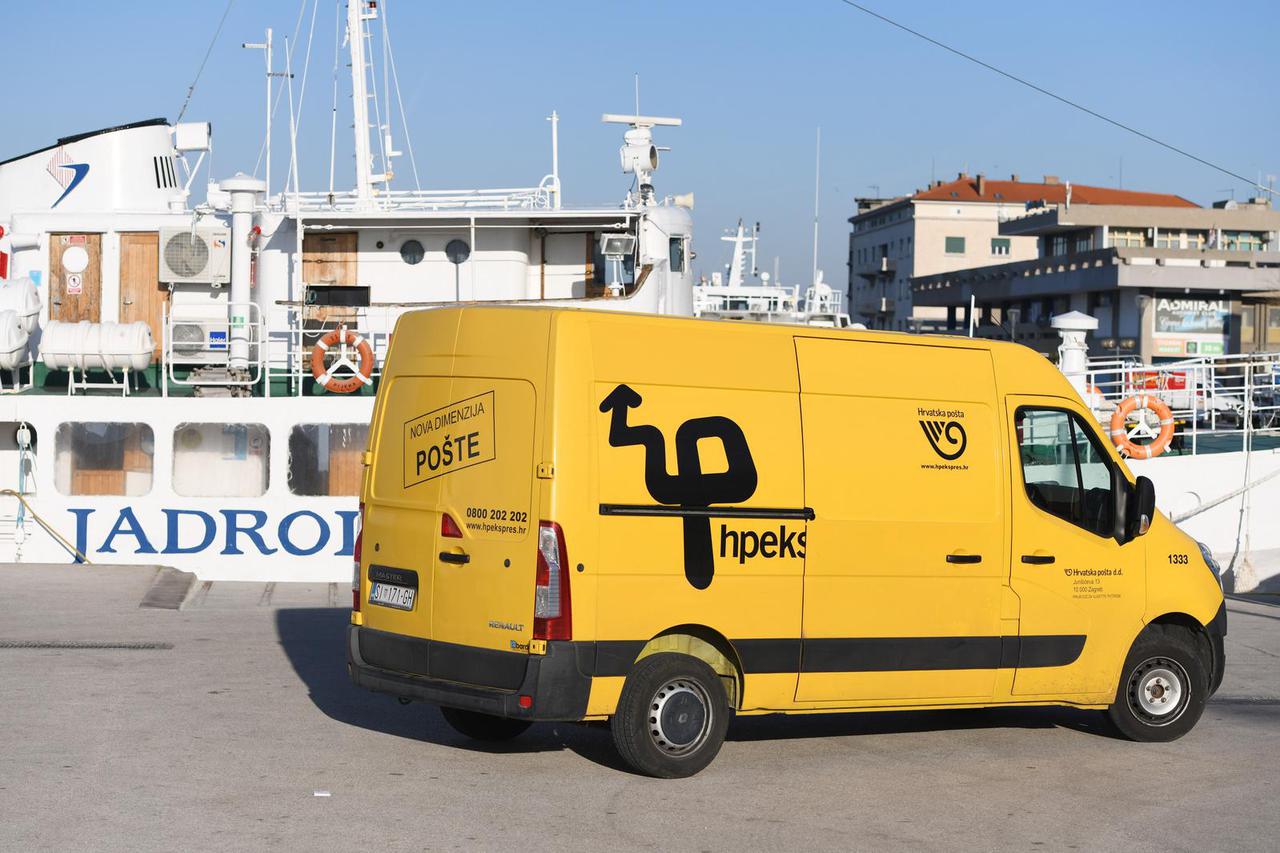 Dostava pošte i paketa na brodove Jadrolinije koji ih prevoze na otoke šibenskoga arhipelaga