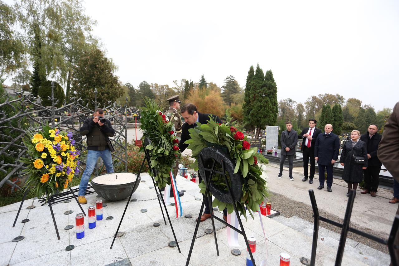 Groblje Mirogoj- polaganje svijeća i vijenaca