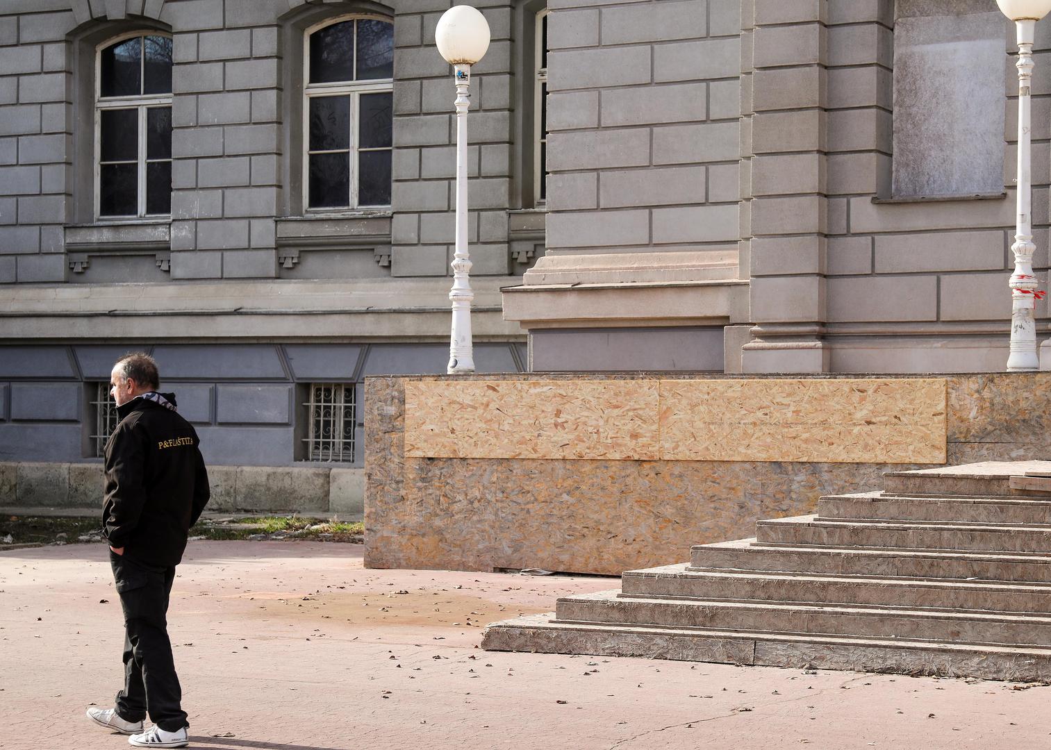 06.02.2024., Zagreb, Radnici uklonili grafit Di si radosti i i Di si lipa. Preko grafita stavljene su nove OSB ploce i zastitar seta oko zgrade Photo: Emica Elvedji/PIXSELL