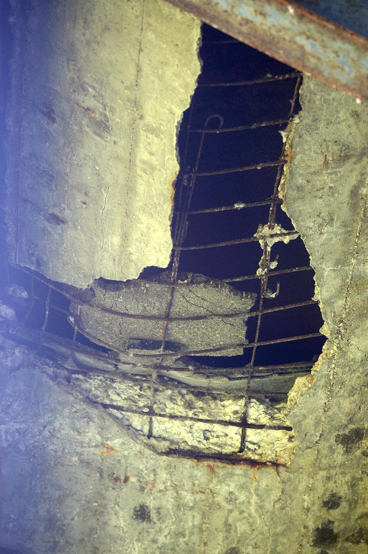 Most je pun rupa koje su s gornje strane pokrivene metalnim pločama.