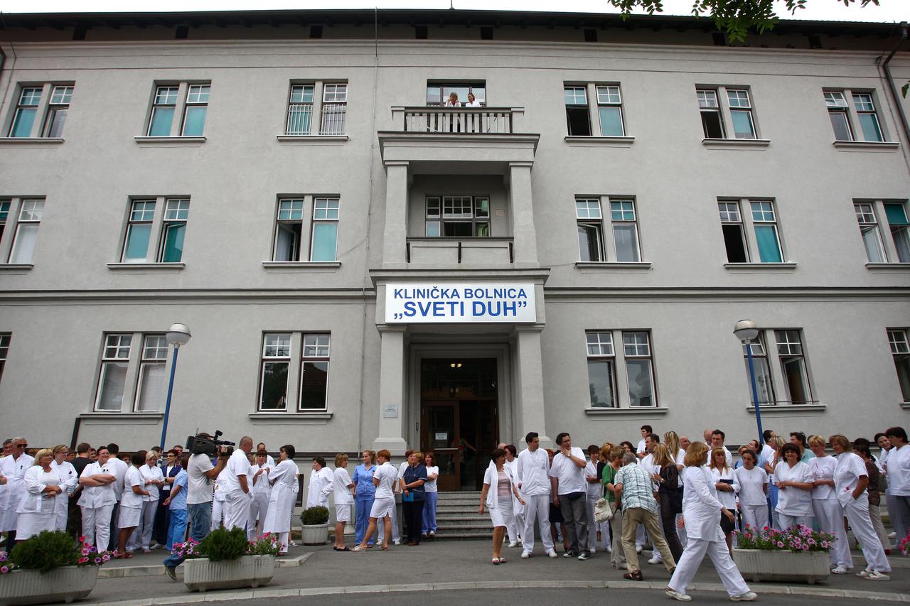 19.07.2010., Zagreb, Hrvatska - Prosvjed doktora ispred klinicke bolnice Sveti Duh radi smjene ravnatelja dr. Mladena Busica. Photo: Igor Kralj/PIXSELL