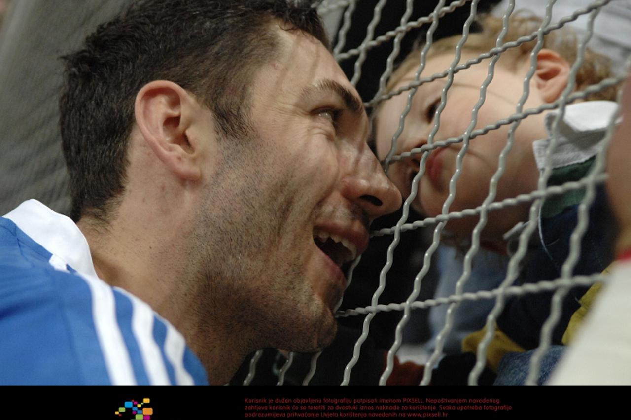 '07.04.2012., Arena, Varazdin - Kvalifikacije za Olimpijske igre - rukomet muskarci, Cile-Hrvatska. Lackovic je plasman proslavio sa sinom. Photo: Vjeran Zganec Rogulja / PIXSELL'
