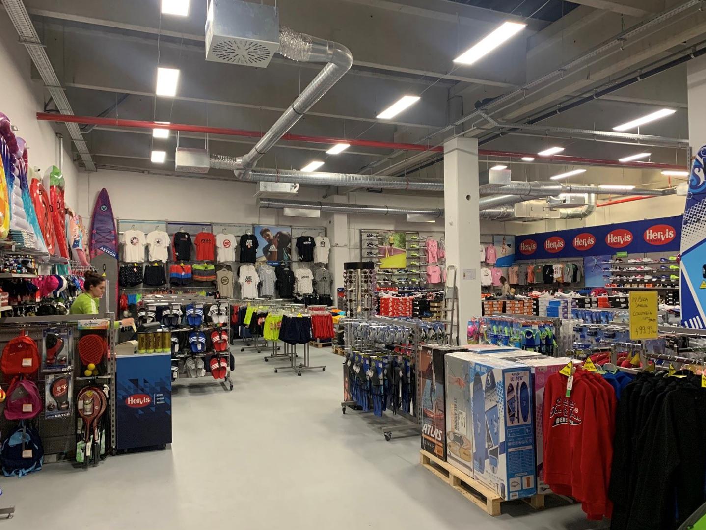 Hervis je otvorio svoj Pop-up store na otoku Krku. Nudi mnogobrojnu, raznovrsnu odjeću i obuću za sport i fizičke aktivnosti