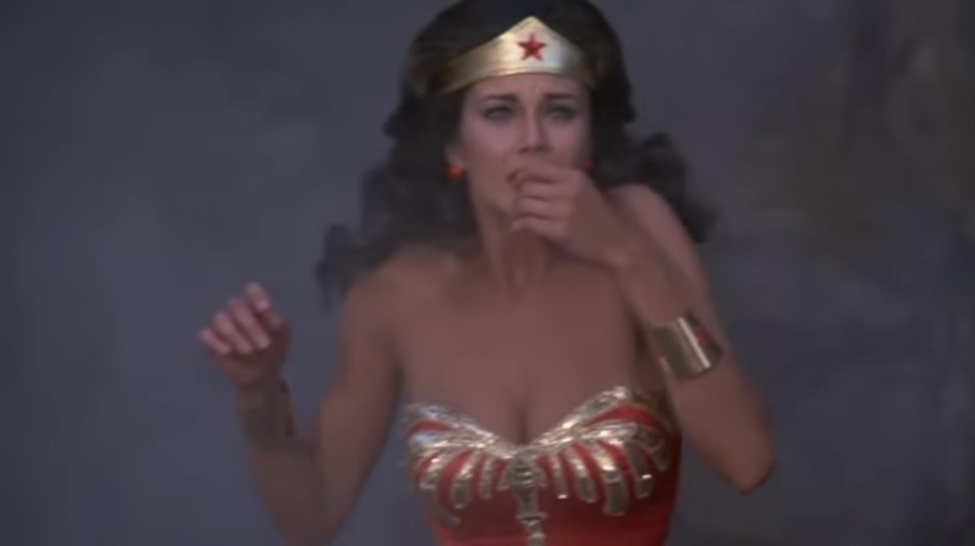 Američka glumica Lynda Carter s rukama prekriženim za akciju poput "Wonder Woman" u utorak je dobila svoju zvijezdu na holivudskoj stazi slavnih u trenutku dok taj lik filmske junakinje proživljava novu slavu.