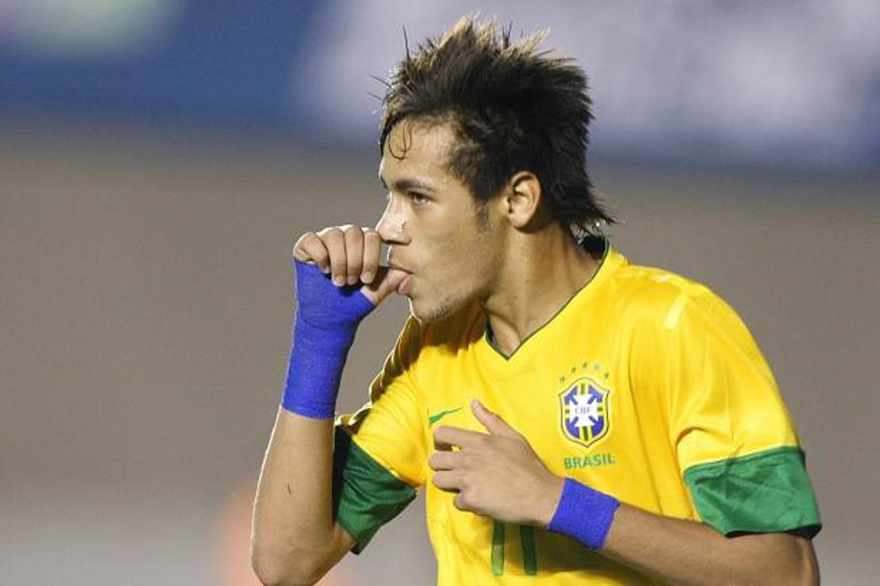 'Brazil\'s Neymar celebrates after scoring  against Argentina during a friendly match  at Serra Dourada Stadium, in Goiania, center-western Brazil, on September 19, 2012. Brazil won 2-1. Photo: ED FER