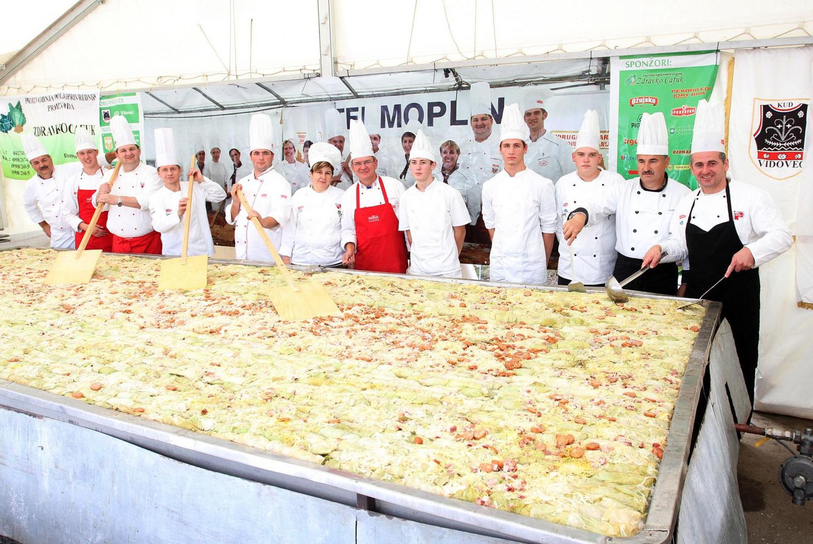 13. SARMA DUHA 1320 METARA - Rujanska Zeljarijada u Vidovcu nedaleko od Varaždina iznjedrila je najdužu sarmu na svijetu. Imala je 1320 metara, a za nju je potrošeno 1200 komada zelja, 410 kg svinjetine, 55 kg slanine, 75 kg sušenih rebara, 75 kg kobasica, 105 kg riže, 14 kg vegete itd.