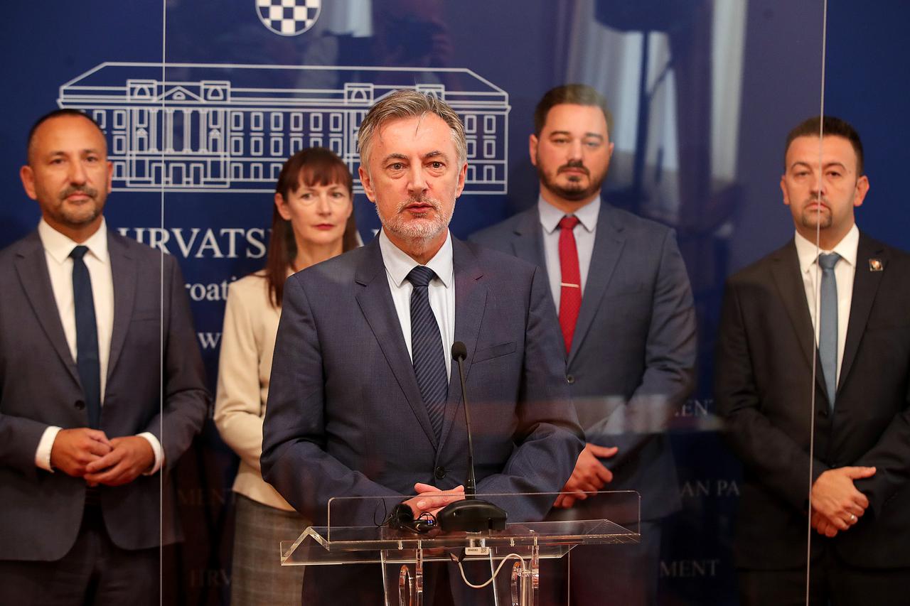 Zagreb: Miroslav Škoro sa suradnicima održao konferenciju za medije