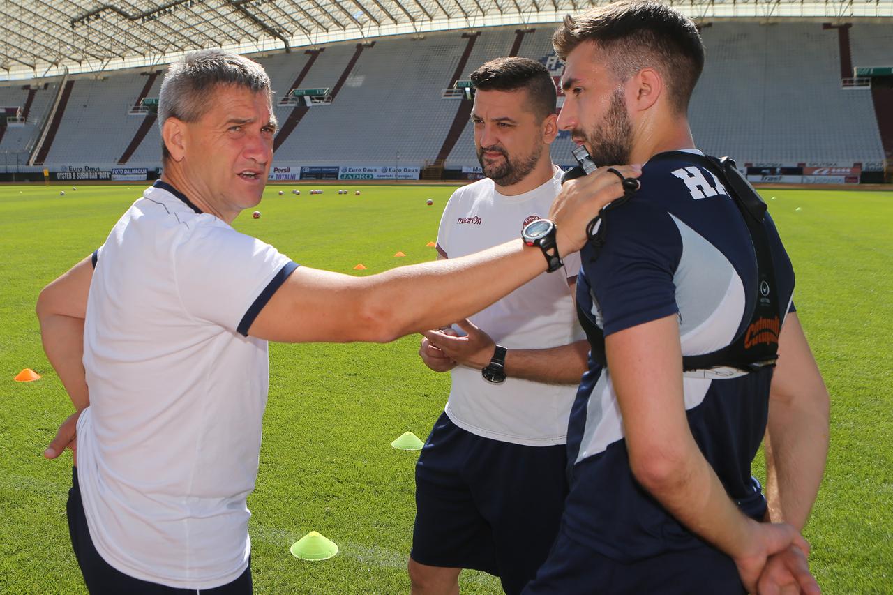14.06.2016., Split - Trener Hajduka Marijan Pusnik s nogometasima Tinom Svenom Susicem i fizioterapeutom Filipom Brnasom. Photo: Ivo Cagalj/PIXSELL