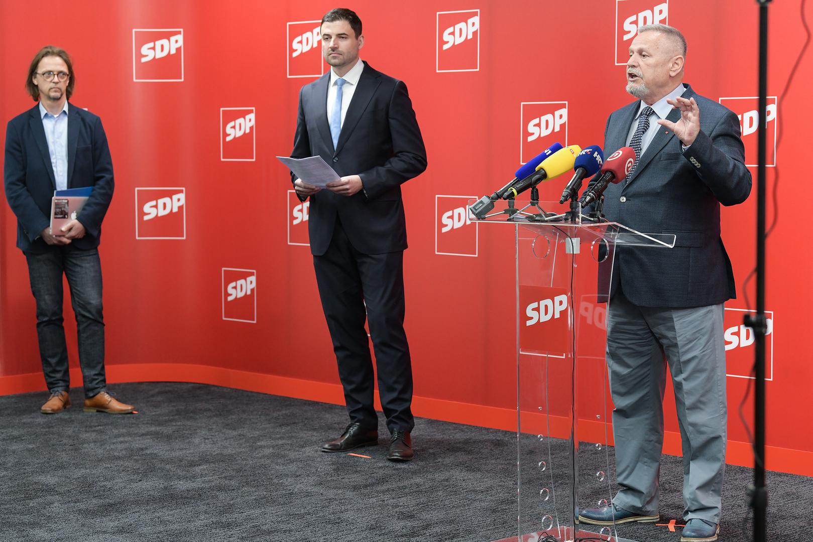 03.05.2020., Zagreb- Tiskovna konferencija SDP-a na temu SDP-ov Paket interventnih mjera u podrucju socijalne zastite. Na konferenciji su govorili predsjednik SDP-a Davor Bernardic, politicki tajnik SDP-a Davorko Vidovic, predsjednica Foruma zena SDP-a Maja Sporis, clanica Predsjednistva SDP-a Ivana Posavec Krivec, te canovi SDP-ovog Savjeta za socijalnu politiku Nino Zganec i Aleksandra Biskupec.Davor Bernardic, Davorko Vidovic Photo: Sandra Simunovic/PIXSELL