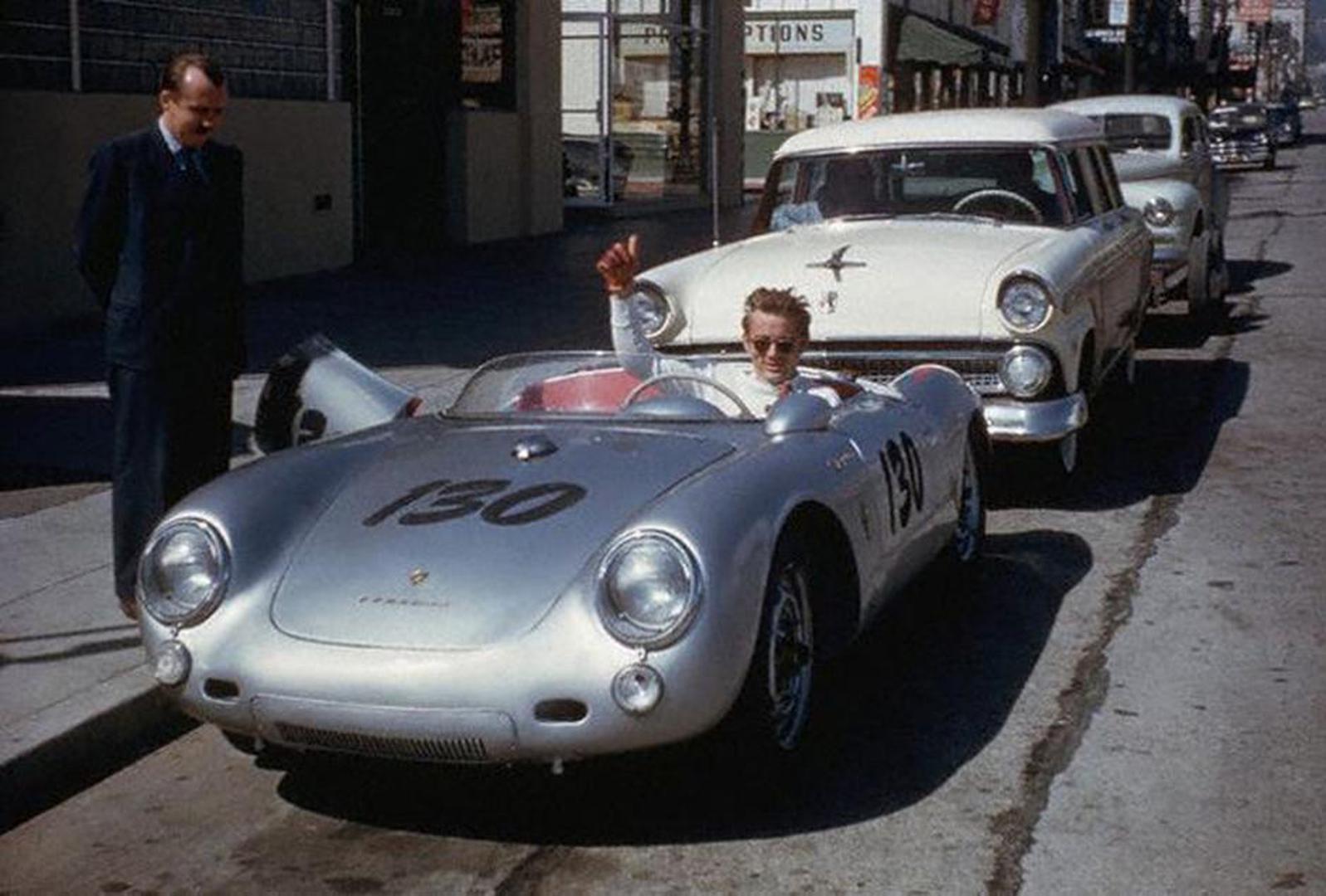 Slavni je buntovnik i glumac poginuo u fatalnoj prometnoj nesreći 30. rujna 1955. Imao je samo 24 godine i vozio je novi Porsche Spyder kojeg je od milja zvao "mali gad". Mnogi su nakon nesreće smatrali da je automobil uklet.