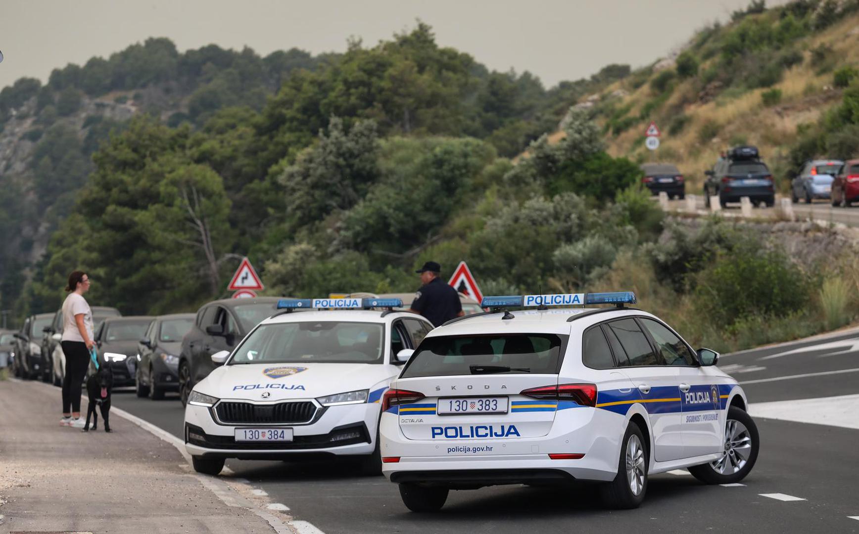 13.07.2023..Sibenik. Prometni kolaps na cesti od Sibenika prema Splitu zbog velikog pozara koji je oko 11 sati buknula je vatra u Gornjim Banovcima kod Grebastice u blizini Sibenika. Prema dojavama s terena, 80-ak vatrogasaca i gotovo 30 vozila radi na gasenju pozara, a pridruzila su im se i tri kanadera i dva zracna traktora. Pozar i dalje nije pod kontrolom , te cestom mogu proci samo vatrogasci i policija. Photo: Dusko Jaramaz/PIXSELL