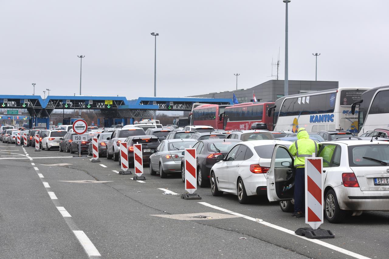 Od jutra su goleme gužve na ulazu iz Slovenije, na Bregani se čeka satima