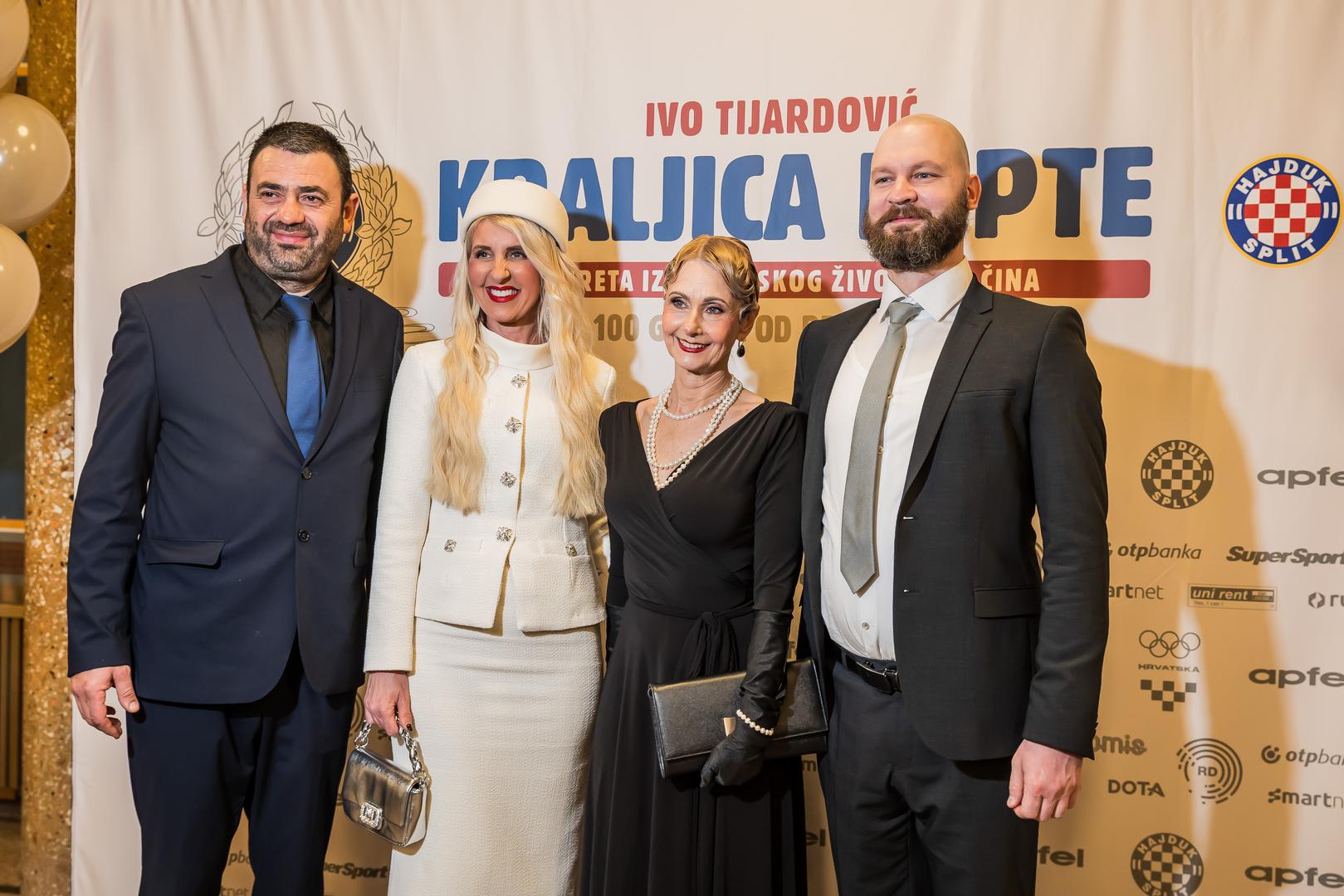 Tijardovićeva Kraljica lopte praizvedena je prije stotinu godina, 21. kolovoza 1926. u povodu petnaestog rođendana kluba na improviziranoj pozornici na Starom placu, a u njoj je nastupilo više od sto izvođača. Praizvedbi je prema pisanju tadašnjih medija nazočilo više od tri tisuće gledatelja, a pubici su u uho odmah ušle melodije  "To nje ni knedla" i "Ah ta vaša linija".