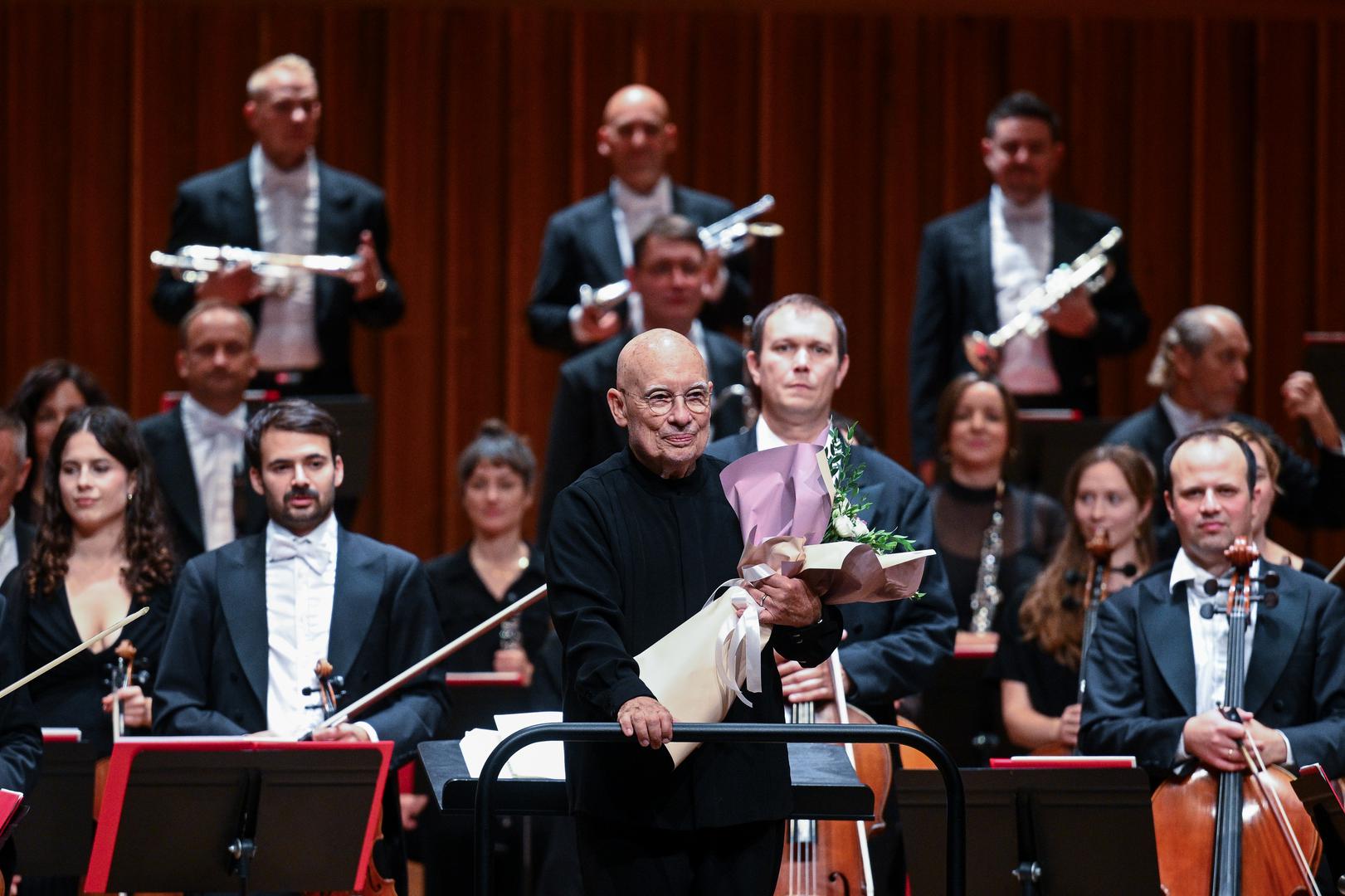 Veliki Bruckner u velikoj izvedbi – tako bi se mogla opisati koncertna večer Zagrebačke filharmonije održana u petak, 9. listopada, u Koncertnoj dvorani Vatroslava Lisinskog. U sklopu Crvenog ciklusa orkestar je pod ravnanjem Dennisa Russella Daviesa izveo jedno od najvećih djela simfonijskog repertoara, a publika je na završetku izvedbe dugotrajnim pljeskom nagradila orkestar i dirigenta