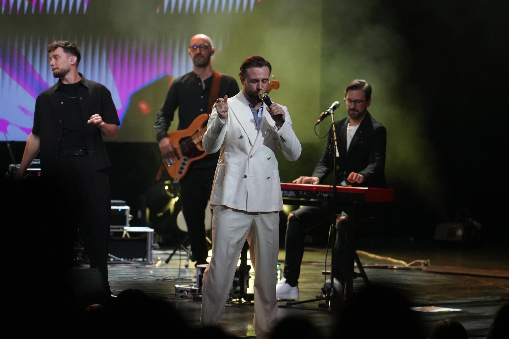 Matija Cvek održao je solistički koncert s bendom The Funkensteins u prepunoj MTS dvorani u Beogradu, gdje je publici priredio večer ispunjenu glazbom i emocijama. 