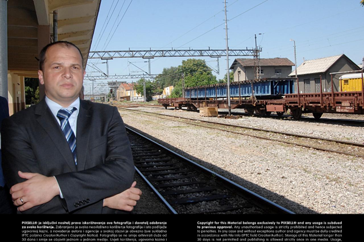 '23.07.2013., Sisak - Ministar pomorstva, prometa i infrastrukture Sinisa Hajdas Doncic u pratnji zupanice Marine Lovric-Merzel i predsjednika Uprave HZ infrastrukture Darka Pericica provjerio je kako