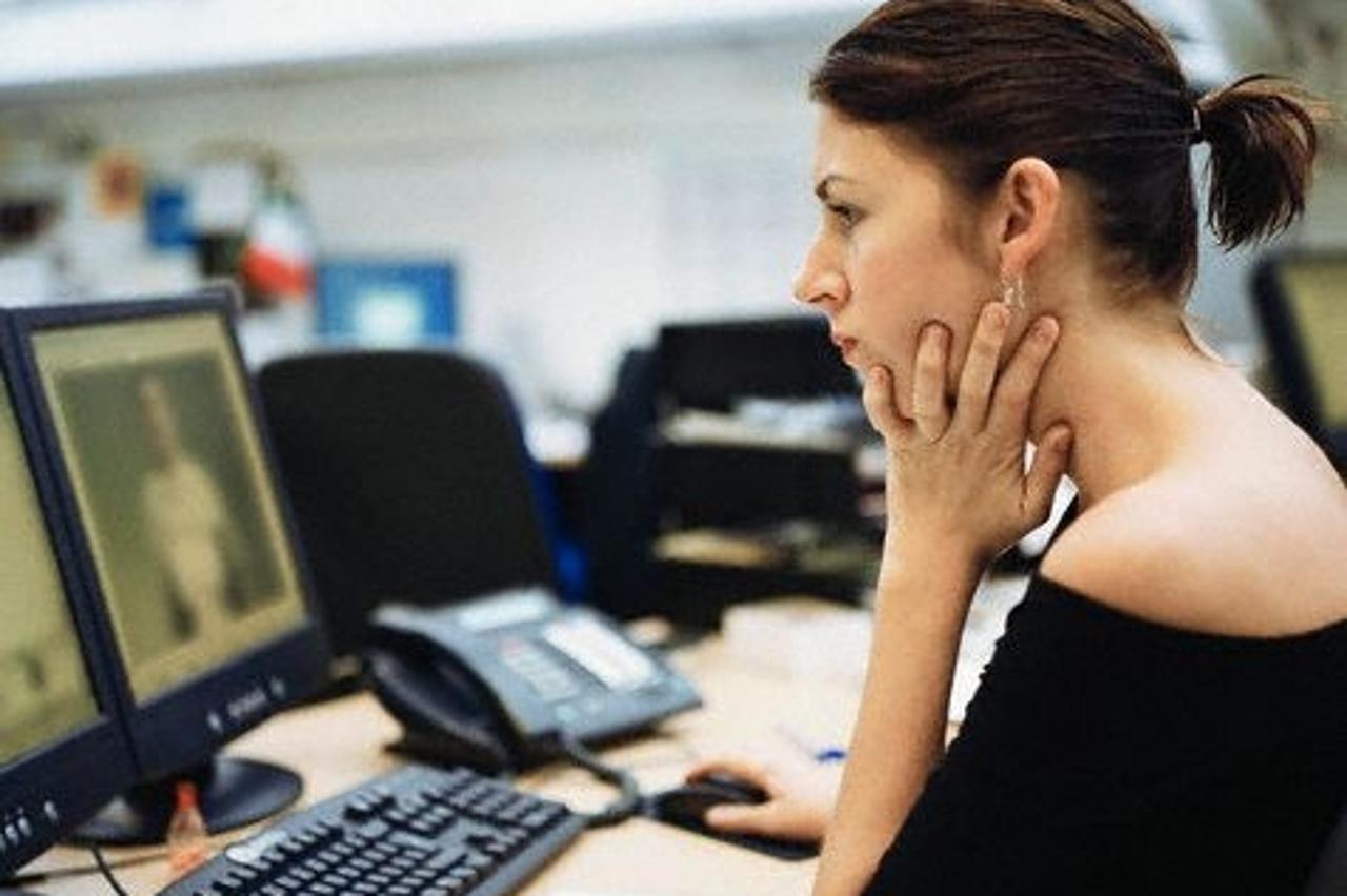 'Woman Using Computer at the Office --- Image by ? Helen King/CORBIS zena kompjutor ured'