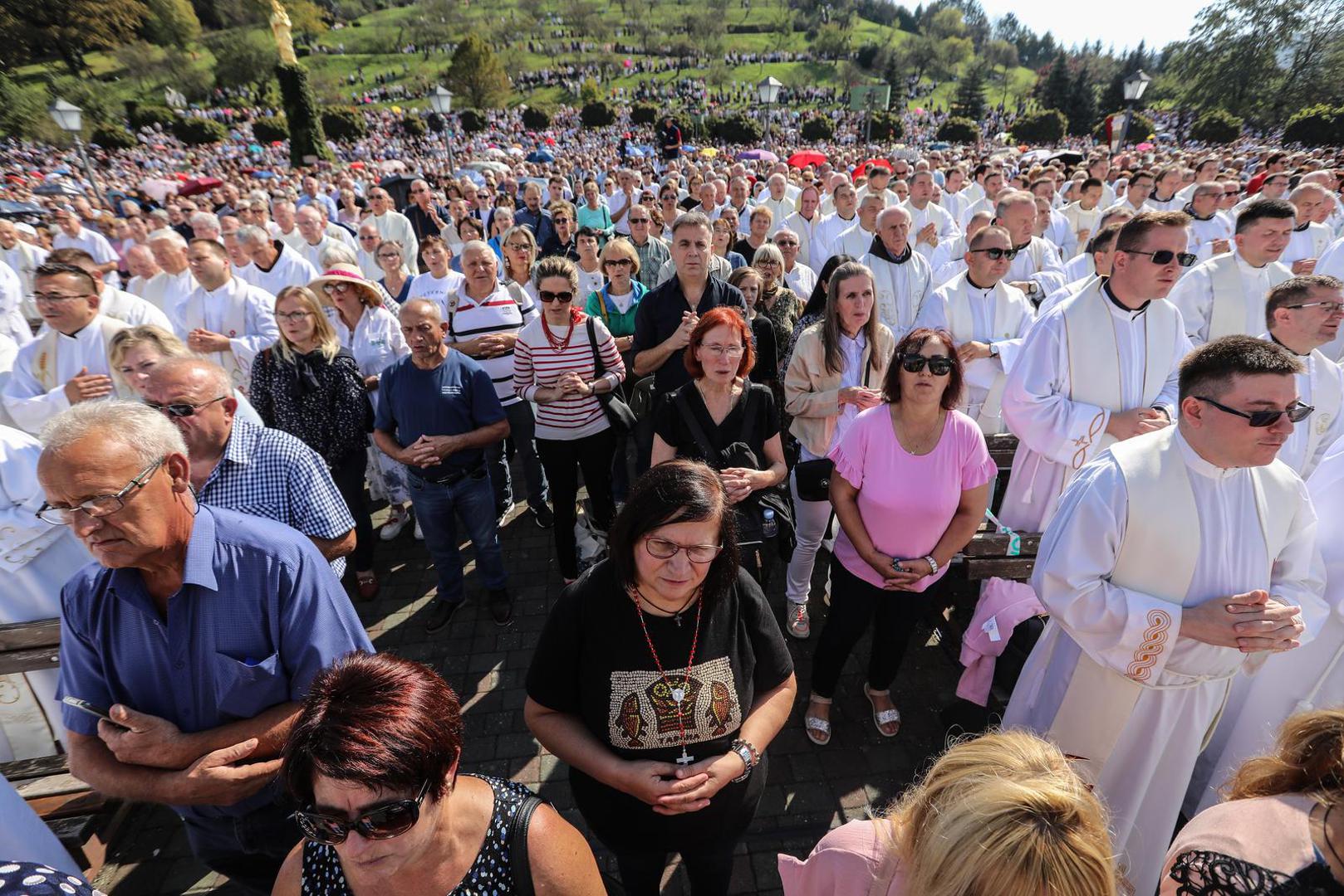 30.09.2023.,Marija Bistrica, u nacionalnom svetistu Majke Bozje Bistricke u Mariji Bistrici iz zraka  se kao zavjet Majci Bozjoj i znak zahvale za Stepincevu beatifikaciju s neba prosute latice od 10 000 ruza na prostor crkve na otvorenom. Na samom pocetku svete mise apostolski nuncij u RH nadbiskup Giorgio Lingua predao je Palij liturgijski znak sto ga nose nadbiskupi novom nadbiskupu zagrebackom Drazenu Kutlesi.    Photo: Robert Anic/PIXSELL