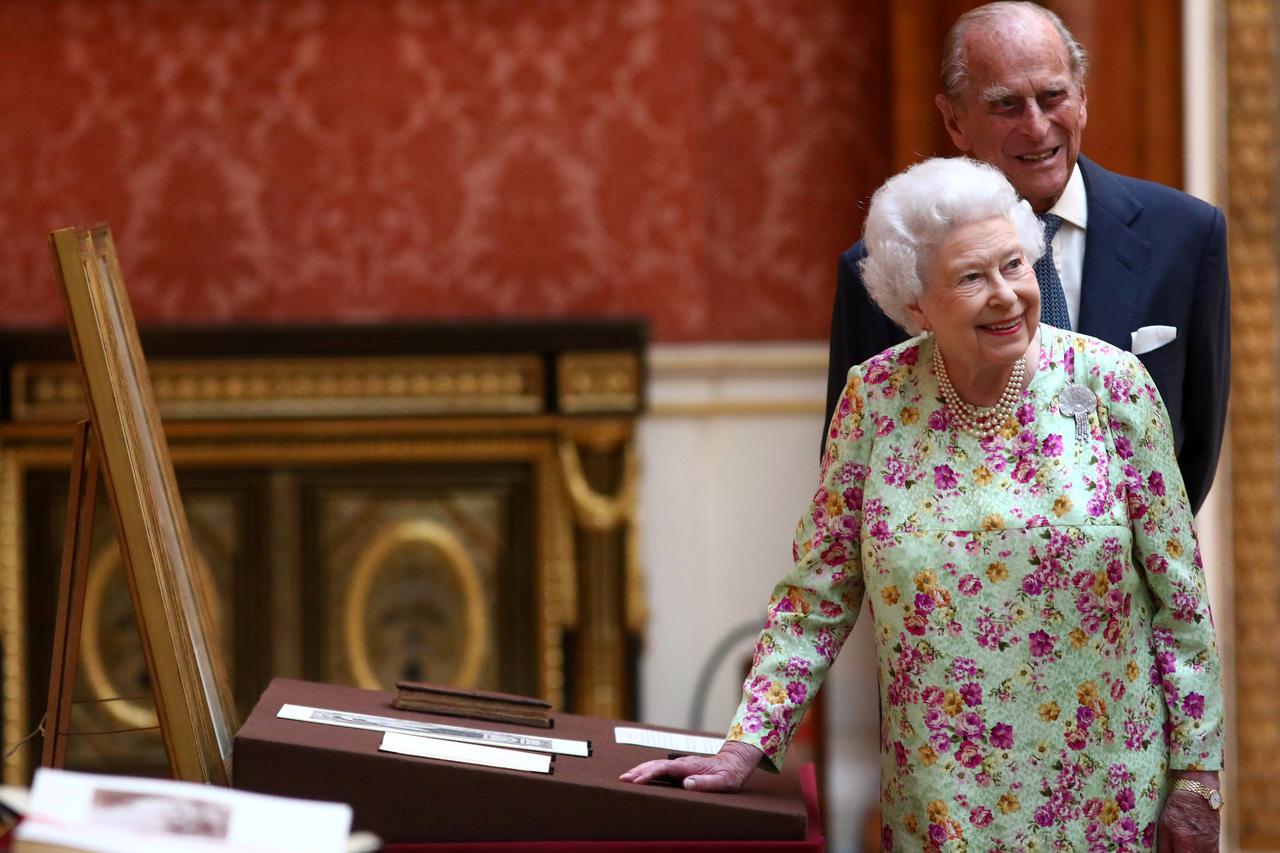 Kraljica Elizabeta i princ Philip pozirali su ubijeloj blagavaonici dvorca Windsor povodom platinastog pira