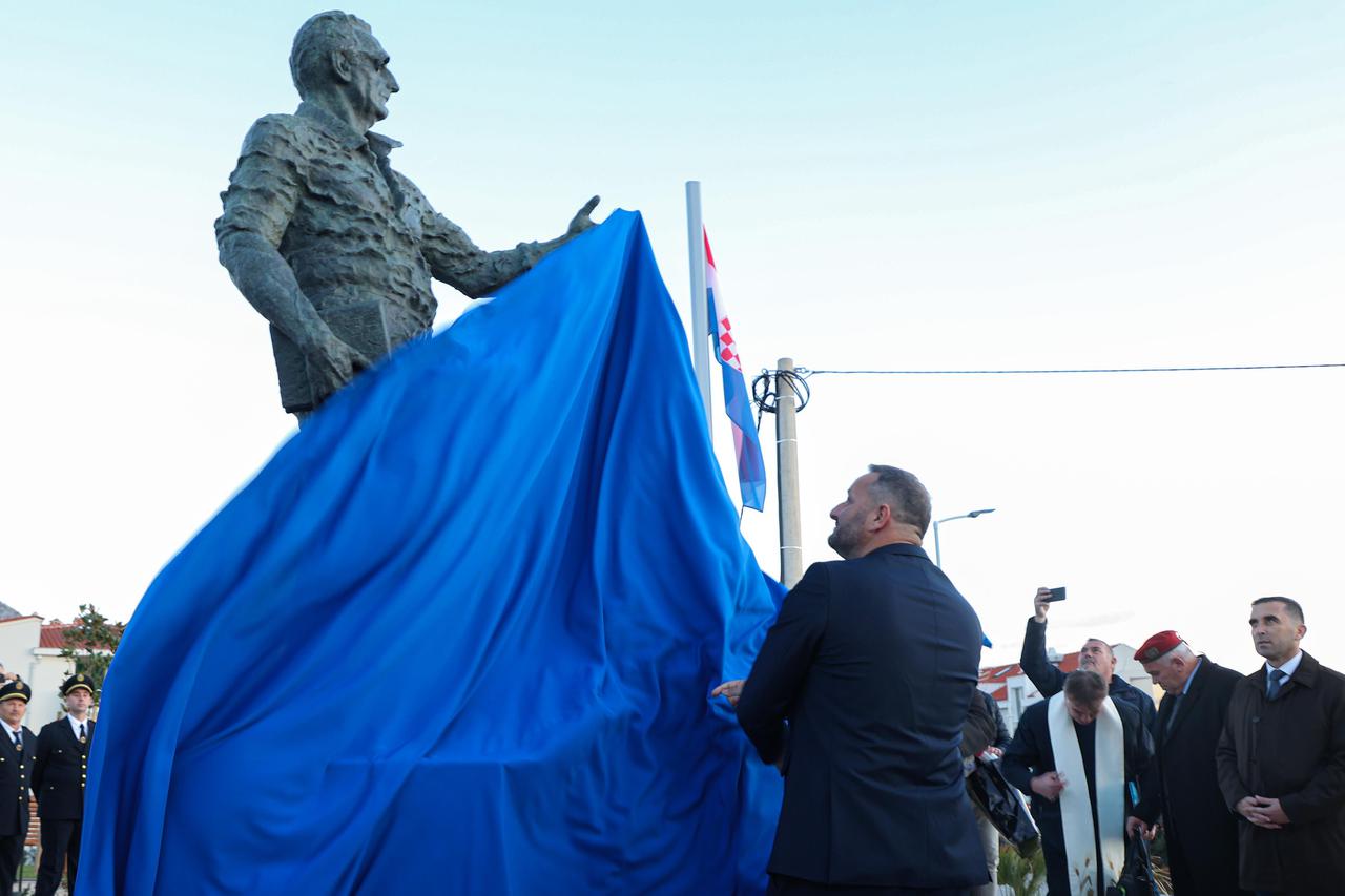 Podstrana: Predsjednik Vlade Andrej Plenković na svečanosti otkrivanja spomenika dr. Franji Tuđmanu