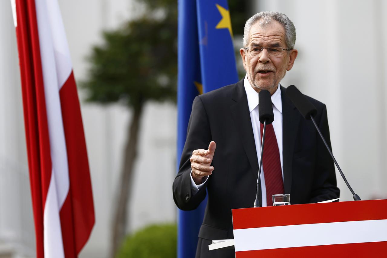 Novi austrijski predsjednik Alexander Van der Bellen (na slici sa suprugom) imat će težak posao,