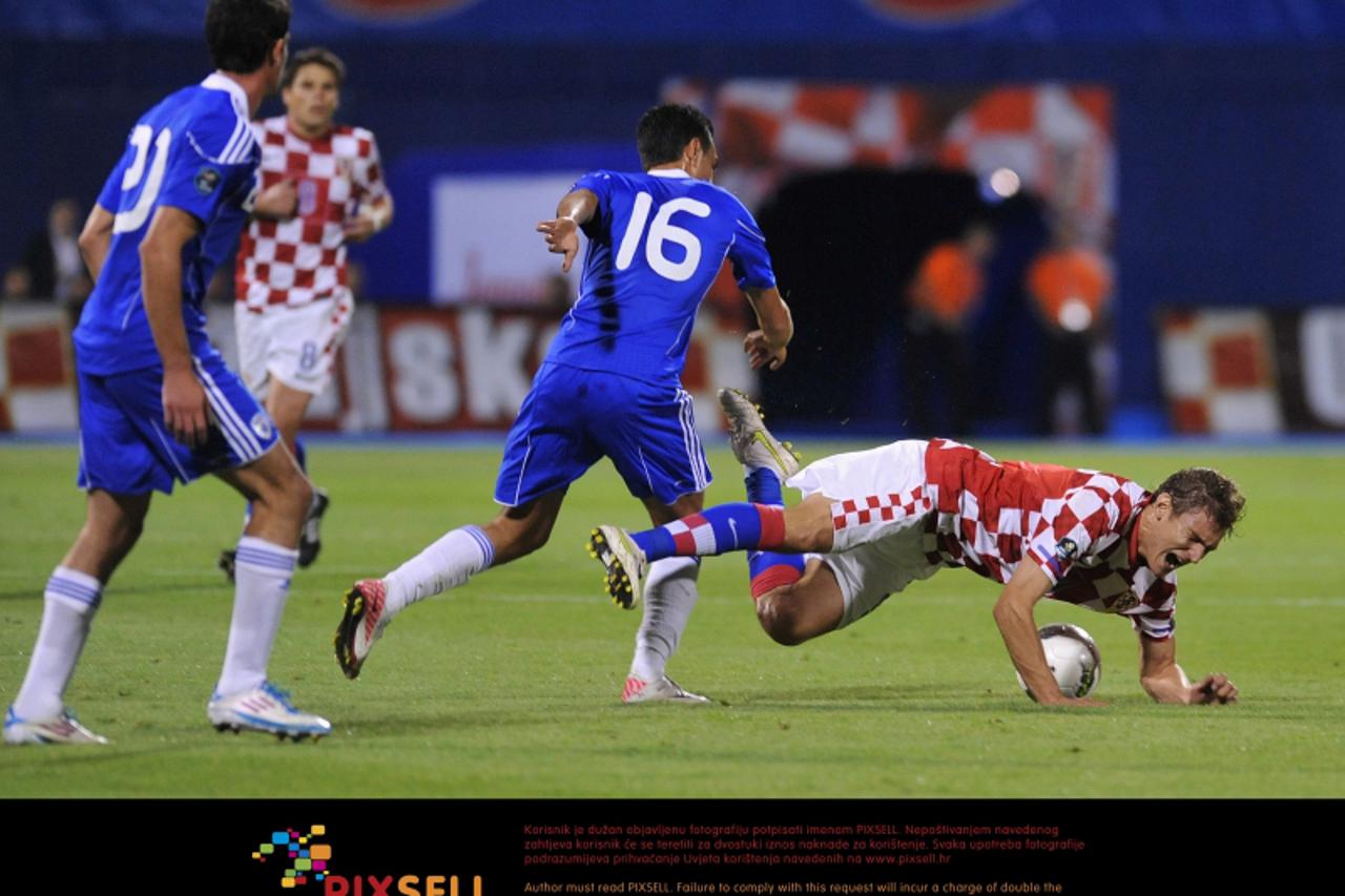 '06.09.2011., stadion u Maksimiru, Zagreb - Kvalifikacije za EP 2012., Hrvatska - Izrael.  Nikica Jelavic, Eran Zehavi Photo: Goran Stanzl/PIXSELL'
