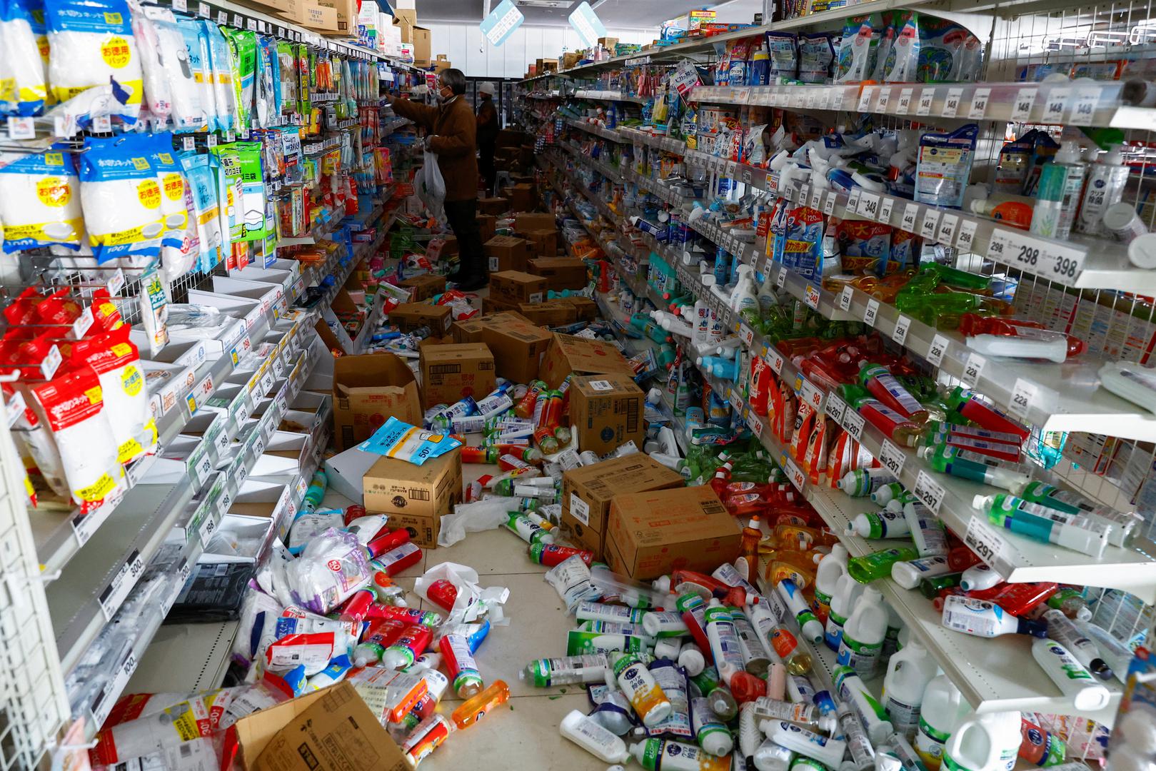 People pick up items from the shelves of a damaged drugstore after receiving permission to take goods for free, in the aftermath of an earthquake, in Anamizu, Ishikawa prefecture, Japan January 2, 2024, REUTERS/Kim Kyung-Hoon Photo: KIM KYUNG-HOON/REUTERS